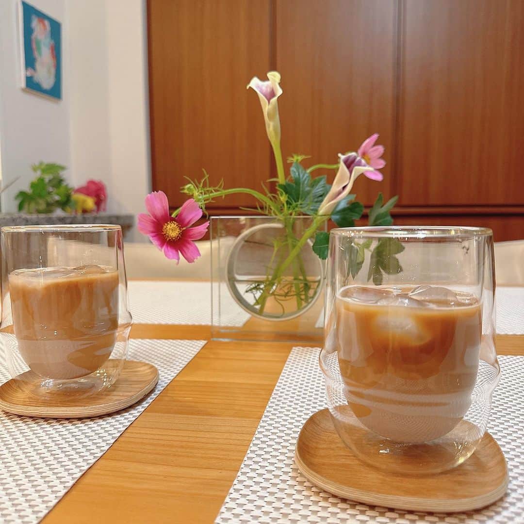 のインスタグラム：「秋の秋桜とソイラテ🌸☕︎🌸☕︎ 久しぶりにアソートで草花を購入して 飾ってみました。^ ^^ ^✨  KINTOのグラスは手にフィットして デザインも素敵です🫗🥂🫗🥂  #KINTO #グラス」