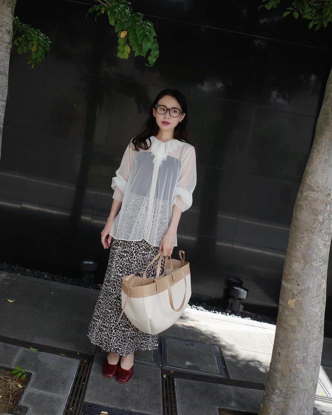 のインスタグラム：「🐅❤️🕶 glasses... @dior tops... @journalstandard.jp skirt... @editforlulu_official bag/pierce... @polene_paris   9月のスタート🍁ちょっとづつ秋らしさをいれながら//黒めがねは最近のお気に入り！ラフにすっぴん、リップのみの日にもよくつけてます◎  今日はお散歩しながら、綺麗な色の夕日が見れてしあわせでした！明日からまた1週間、みんなに沢山のしあわせが降り注ぎますように！  #fashion #autumnfashion #polene #aw #秋コーデ #ファッション #大人カジュアル #メガネ女子 #伊達メガネ」