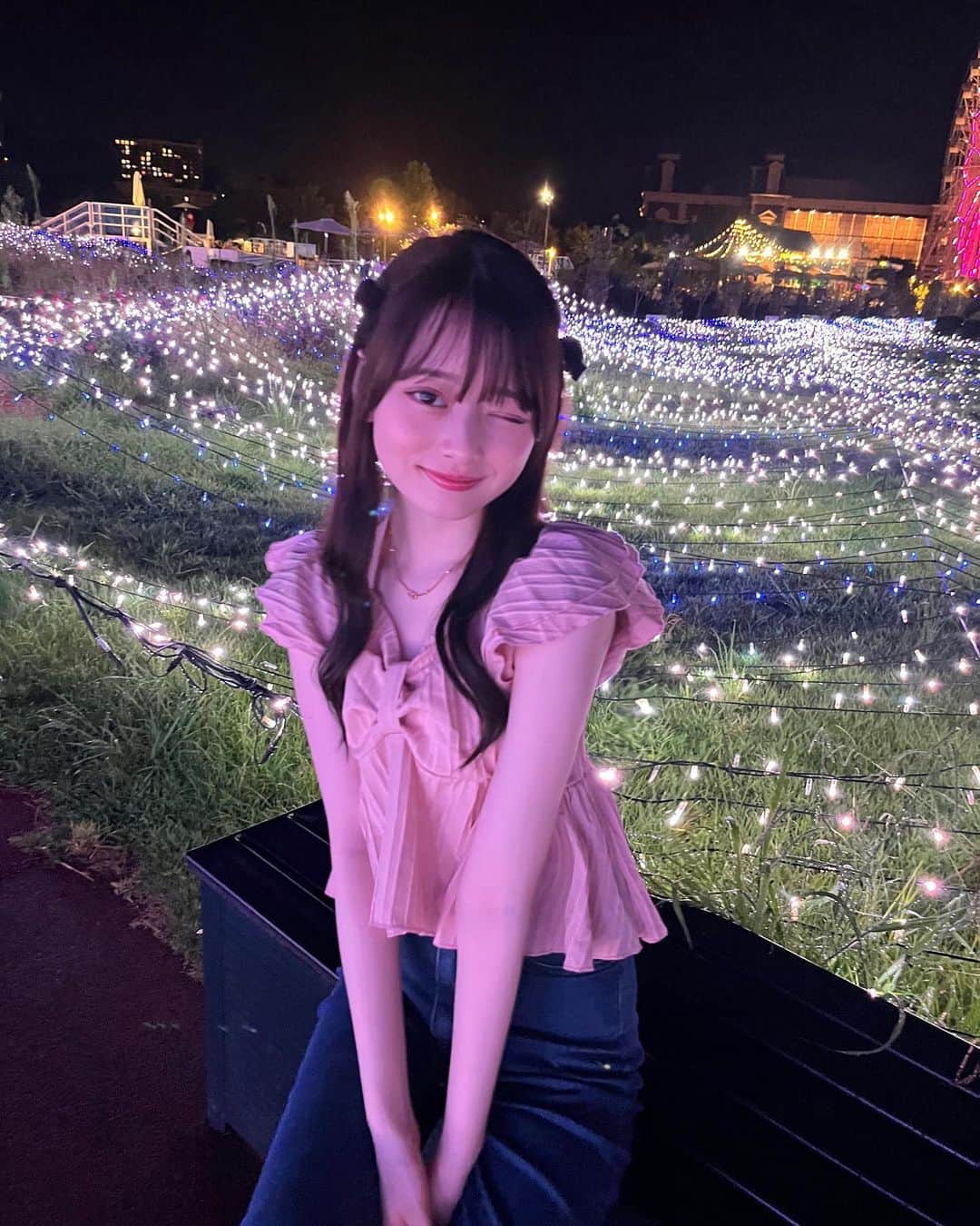 のインスタグラム：「・ ハウステンボス Part1🎀‎🤍  日本にいるのに別の国にいる気分だった🥺  イルミネーションもとても綺麗でした💫 特にひまわりのが好きだった♡♡  久しぶりの家族旅行だったから楽しかったな〜🤍  写真いっぱい撮ったから どんどん載せていくね〜💞  ∴∵∴ ୨୧ ∴∵∴ ୨୧ ∴∵∴ ୨୧ ∴∵∴ #高比良由菜#ハウステンボス#06#sjk」