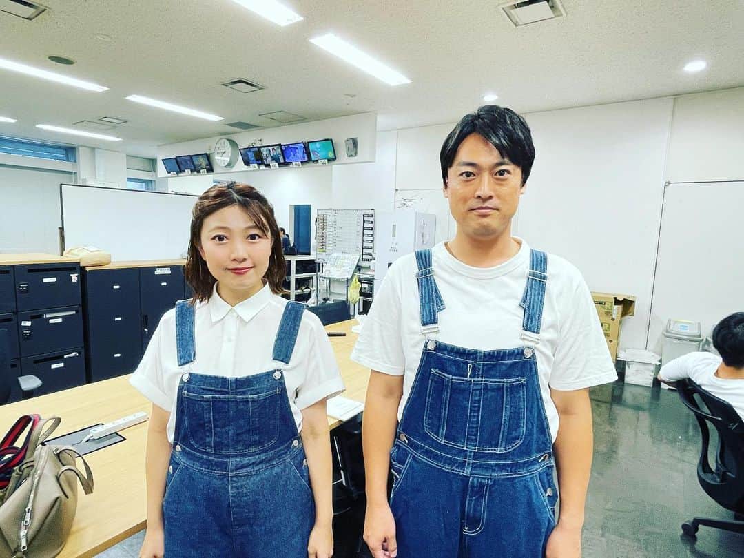須田健太郎のインスタグラム：「overalls   優ちゃん、私服。  私は『衣装』。  着こなせてないな笑  #バリはやzip #この衣装でロケ行きました #乞うご期待」