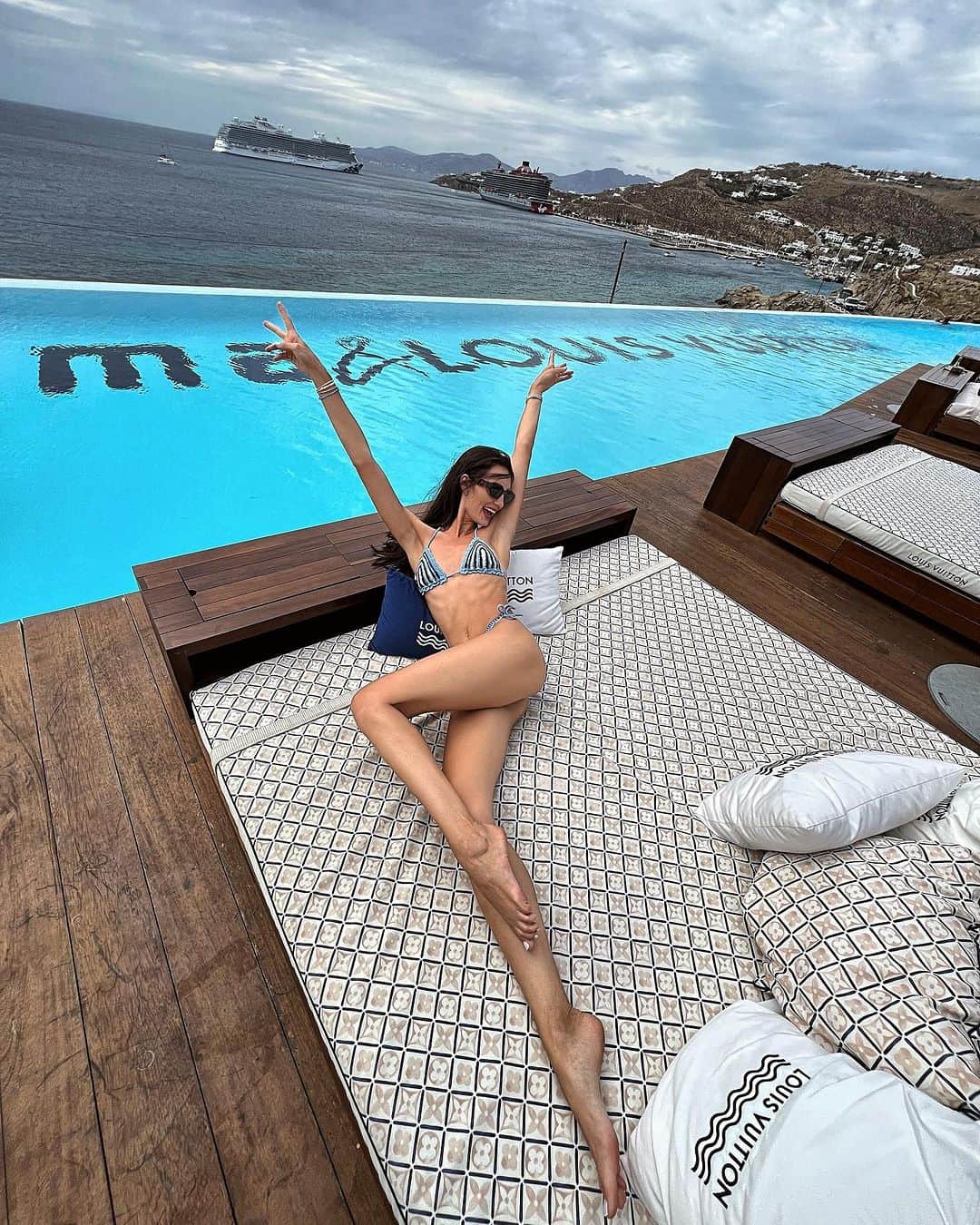 クリスティーナ・シックのインスタグラム：「@zumamykonosofficial it’s a SPOT to GO 🪬🌪️🤍🩵💙🇬🇷」