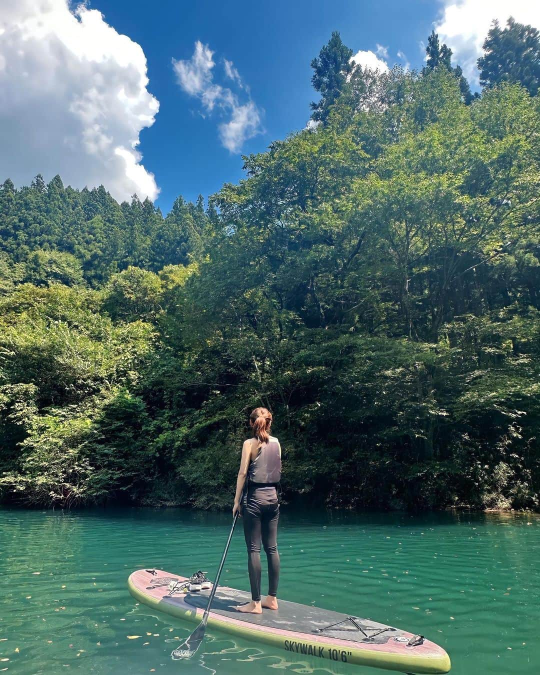 磯佳奈江のインスタグラム：「. 四万湖で初SUP🛶 天気も良くて、空気も気持ち良くて 四万ブルーがキレイ過ぎて最高な夏の思い出✨  やっぱりアクティブなことが好き♡ またやりたいな〜☺️ . #群馬県 #四万湖 #四万ブルー #四万湖sup #sup #yoga #サップ #ヨガ」