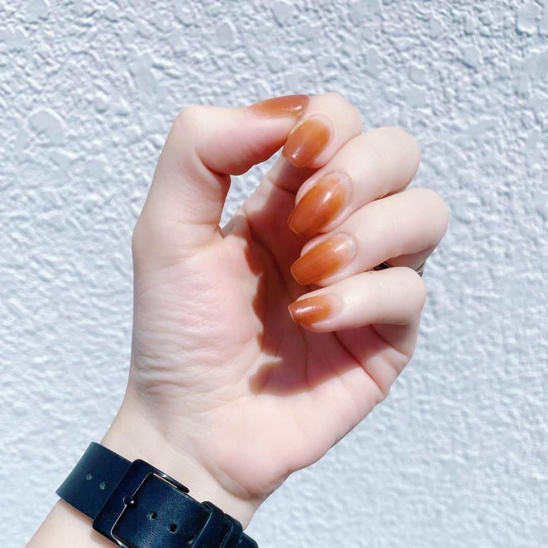 のインスタグラム：「透け感オレンジ×赤ラメでグラデーションネイル  赤ラメってなんでこんなに可愛いんでしょ。たまらんです。 ほんのり暖かみを感じられて良い。 透け感のあるオレンジに赤ラメがチラチラなんて最強の組み合わせです。  【使用ネイル】 #causettejoli #ひゃくにちそうこえい」