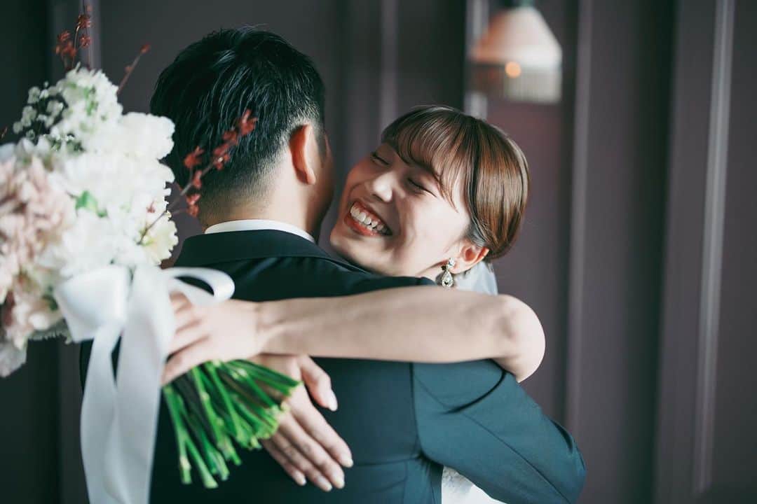 のインスタグラム：「.  First Meet  お支度が整ったらまずはご新郎様からお写真場へご移動し 当日お互いの姿を初めて見せ合うファーストミートへ  新郎と向かい合う新婦さまの目から思わず涙が溢れます  みなさまも挙式前に過ごすおふたりでのお時間を お楽しみください  @oriental.hotel.kobe  @oriental.hotel.wedding  @kobe_laviephotography  @guppy_photograph  @thetreatdressing  @treat_gentleman  @noritaka_igarashi  #ohk花嫁 #weddingbouquet #weddingdress #tuxedo #ウェディングドレス #タキシード #ウェディングブーケ #居留地 #thetreatdreesing #orientalhotel #orientalhotelwedding #オリエンタルホテル #オリエンタルホテル旧居留地」