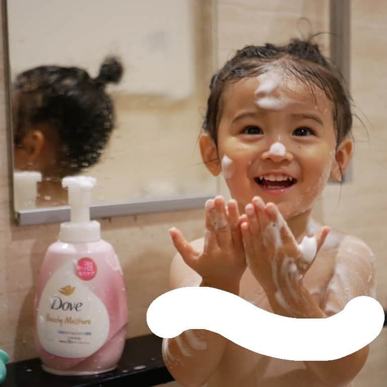 ARISA（和田有沙）のインスタグラム：「娘が大好きなバスタイム🛁  ダヴ ビューティーモイスチャー 泡ボディウォッシュ 🫧  家族みんなで使えるボディケアにリニューアルしたとのことで早速使ってみました✌︎  ボディソープは子どもたちと分けているので 1つを一緒に使えるのが嬉しいところ🥹  1プッシュで約 500 万個の極小泡が全身にのびて毛穴から汚れをオフ☝️  泡がへたらなくて伸びが良いから 👧🏻は自分で体を洗うのが楽しそうだった🤣🩷 自分で出して顔にも泡をのせてた😳👏  優しい香りもたまらなかった🥰  トリプルセラミド*1や AHA*2などの成分が入っているのに加え、マイルド処方だから子どもにも安心です🫶  "ダヴ ビューティーモイスチャー 泡ボディウォッシュ つややか"  "ダヴ ビューティーモイスチャー 泡ボディウォッシュ しっとり"  この２種類があるよ🫧  全国のドラッグストアやECサイトで購入できるので是非チェックしてみてね🩵  @dove  *1 乳酸：保湿成分 *2 セラミドNP、セラミドAP、セラミドEOP：保湿成分  #ダヴ #ダヴボディウォッシュ #ボディソープ #子どもと使えるボディウォッシュ #PR #DOVE #ボディウォッシュ  #子どもと楽しいバスタイム #毛穴ケア」