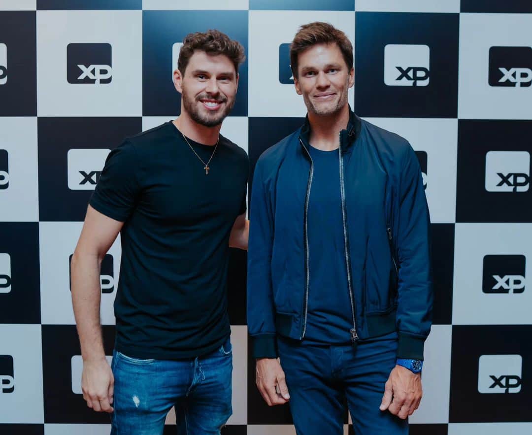 ブルーノ・レゼンデのインスタグラム：「Que dia especial....tive a honra de conhecer um dos meus grandes idolos do esporte.. Tom Brady. Obrigado @expertxp @team_amma por essa oportunidade! Me tornei ainda mais fã e sem dúvida alguma os valores que o fizeram se tornar em um dos maiores jogadores da história do Futebol Americano , me inspiram pra continuar fazendo o que amo e com a mesma intensidade e motivação.」