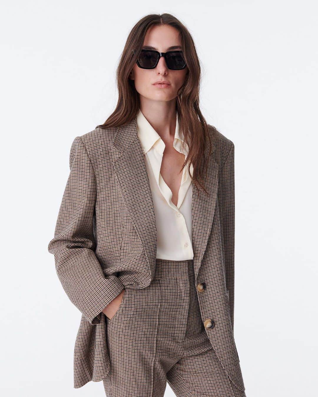 バネッサ・ブリューノのインスタグラム：「It’s time to head back to the office. Do it in style with menswear inspired blazers, the cornerstones of a timeless wardrobe.  #vanessabruno」