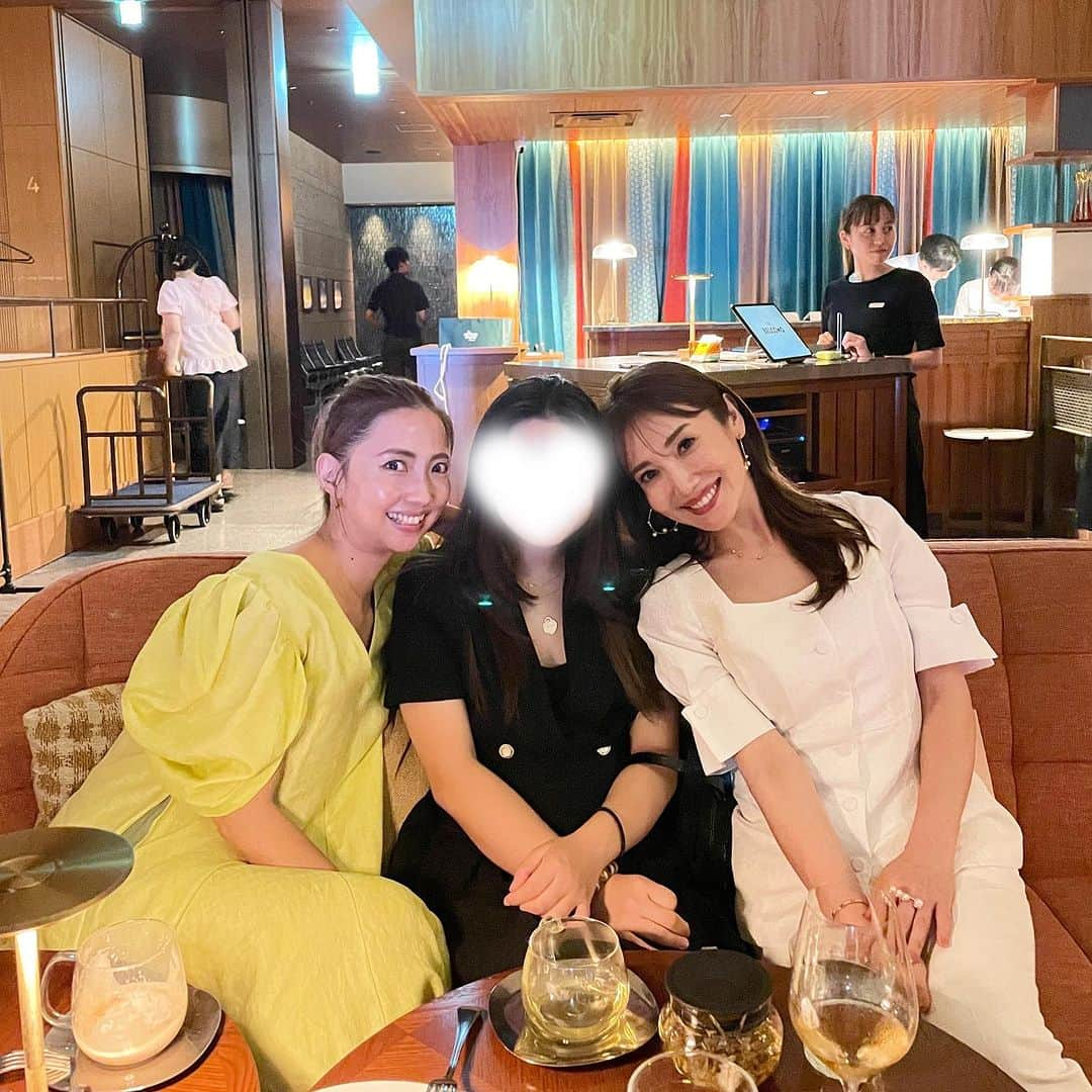 吉田美紀さんのインスタグラム写真 - (吉田美紀Instagram)「・ ・ 出発前に東京の第二の母 @sachiko__kurihara が娘と食事をしたいと言ってくれて 『そろそろこういうのつけたいよね♡』と Tiffanyのペンダントをプレゼントして 人生のあれこれを心を込めてアドバイスしてくれた♡  さっちゃんは娘が産まれた時も真っ先に駆けつけてくれて わたしが離婚した時も泊まりに来てくれて… 娘の成長にいつも微笑み涙を流してくれたひと♡  シングルになって初めてのハワイは さっちゃんと3人で行って ふたりで海とプールと往復して 一緒に大変なときを乗り越えてくれました。  今回の渡米も真っ先に報告して 入寮にも付き添うと言ってくれてたさっちゃん。  娘もさっちゃんがいつも近くに感じられること、 心強く感じてると思う･:*+.  #friend #thankyou #心友 #ありがとう」9月3日 20時54分 - miki__yoshida