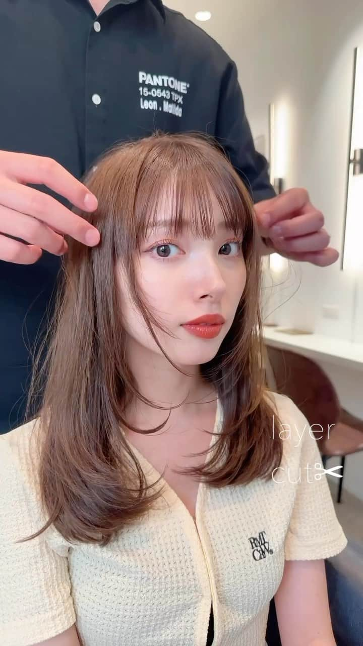 齋藤純也のインスタグラム：「face layer✂︎  顔まわりを包み込むようなカットスタイルがこだわりです💇‍♀️ 骨格と輪郭と髪質に合わせて誰よりも似合う丁寧なヘアスタイルを♩  ✴︎PRICE✴︎ カット✂︎7700円 カラー✂︎7700円  カットなしの場合シャンプーブロー料金+2200円 カラーはトリートメントin処方で圧倒的な艶感と手触りをプラスします。 ブリーチor3Dハイライト施術はプラス7700円です。 パーマ✂︎7700円 トリートメント✂︎種類多数によりカウンセリングで決めさせていただきます。5500円〜11000円 縮毛矯正✂︎17600円、前髪のみは6600円 ・ ネット予約が×の所もお電話かDMで時間調整できますので気軽にご連絡ください！ kelly.表参道本店　A1出口より徒歩45秒 東京都渋谷区神宮前5-2-5 JY表参道ビル２Ｆ kelly. ・ ・ ✔️群馬県伊勢崎市で出勤するスケジュールは隔週水曜日です。 群馬店は料金が異なります、お問い合わせください 群馬のご予約はＤＭまたは ホットペッパービューティーで  kelly. by L.O.G 検索✂︎ 在籍日程が少なくて申し訳ありません。 薬剤は最新のものを揃えました 群馬県伊勢崎市宮前町146-1」