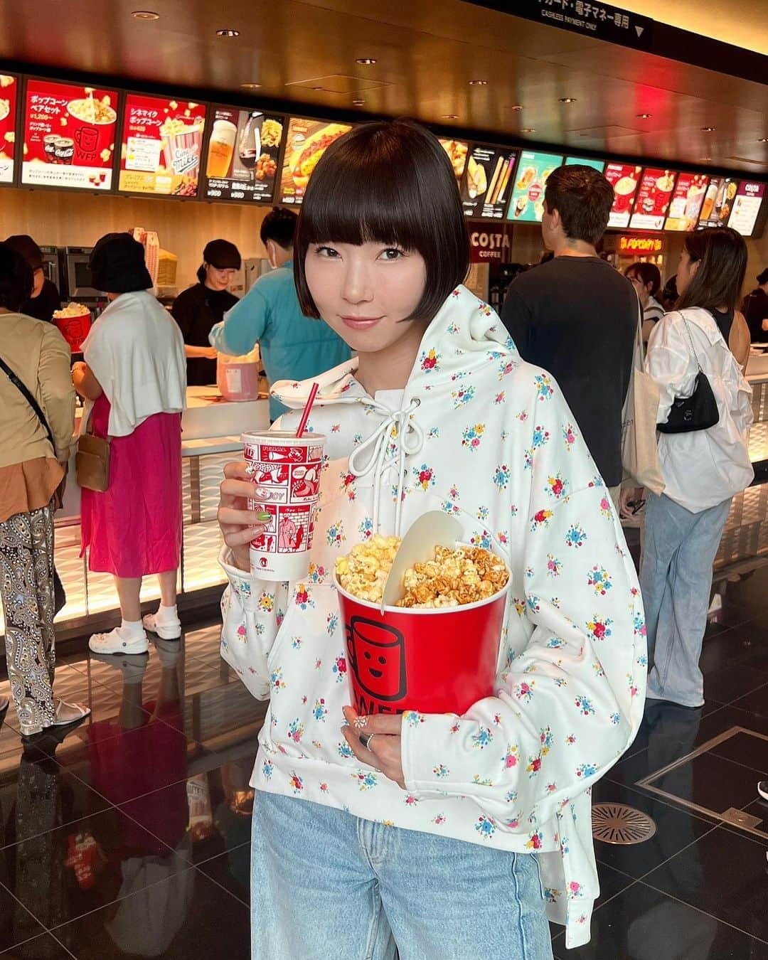 あさぎーにょのインスタグラム：「映画デートの悩み… きょう映画観たんだけどね。 いつも１つ悩みが。  映画開始の30分前に到着して、 すぐに大好きなTOHOポップコーンを買って席に座る。  （ポップコーンはかかせない。しかもTOHOのポップコーンに限る。LOVE🫶）  席についたら、まだなにも流れてない静寂な映画館で 私たちは、、、  ポリポリパリパリ ポリポリ パリパリ  ポップコーンをむさぼる。 ただ無言で。 手と手がぶつかろうとも 遠慮なくBOXに突っ込む。  お互いに譲らない。 この時間だけは「遠慮」なんて概念が脳みそから消える。  しかも、一粒一粒とかではなく 4本の指で（ワシのように🦅） 鷲掴み。  そうしたら  映画のスクリーンに予告が流れるまでにほぼ全部食べ尽くしてしまうのだ！！！！！！！  涙  私たちはポップコーンモンスターだ  （一人一箱買う勇気はない。） みんなもそうなる！？  友達と行っても私モンスターになりそうで、友達と映画館行くの怖い！  そのあとポップコーン爆食いした罪悪感を消すために WE ARE THE FARMで信じられない美味しい野菜を食べるのが 最高なのであるーー！🥦  ⚠︎花柄フーディは明後日までの販売です！お気をつけて @poppy_tokyo   #デート#六本木デート#映画デート#デートコーデ」