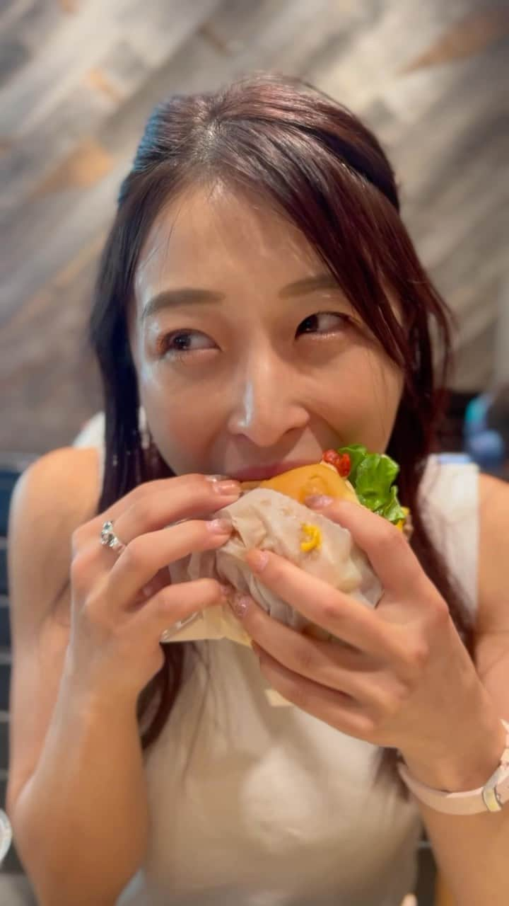 緒方ありさのインスタグラム：「🍔🍔🍔 大好きなシェイクシャックで ハンバーガー2つぺろり😋 最後のビールの飲み方おじさんすぎて恥ずかしくなりました。  ポテトとチキンとバニラシェイクとビールも🍻  #ハンバーガー　#シェイクシャック #大食い　#チートデー #筋トレ　#トレーニング #ダイエット　#ありトレ #フィットネス　#ワークアウト #fitness #workout #showme  #gym #gymgirl #herthylifestyle  #fitnessmotivation  #写真　#ポートレート　 #随手拍  #japanese #snapshot  #旅遊攝影 #拍攝　#寫真　 #攝影師　 #拍照　#台灣攝影師 #人像摄影　#攝影日常」