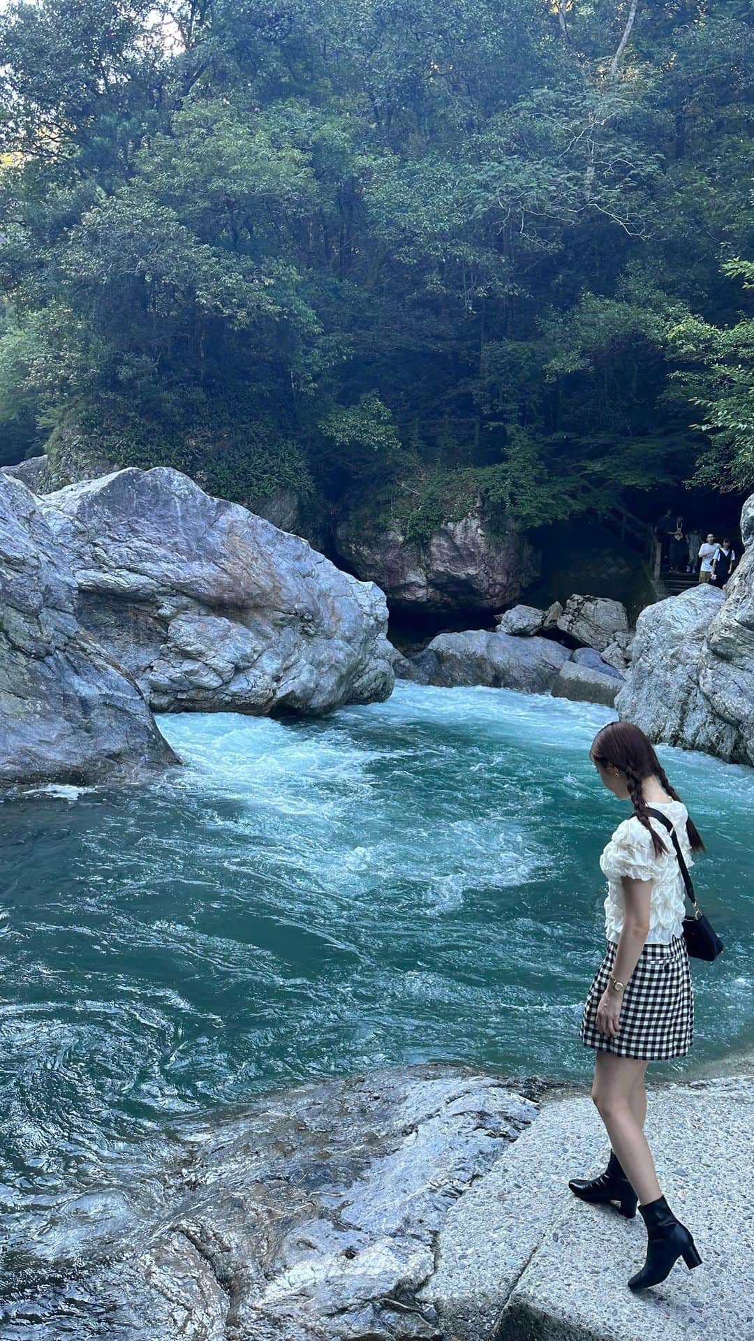 白田久子のインスタグラム：「夏の終わりに中津渓谷へ🫧 マイナスイオンたっぷりで涼しくて、夏休みの疲れた体が癒された感じ🥹不思議なパワーを感じました。 七福神様も点在していて見つける楽しみもあります😇 子供達も大はしゃぎ‎💙💙💙 #中津渓谷 #高知子育て #年子ママ」