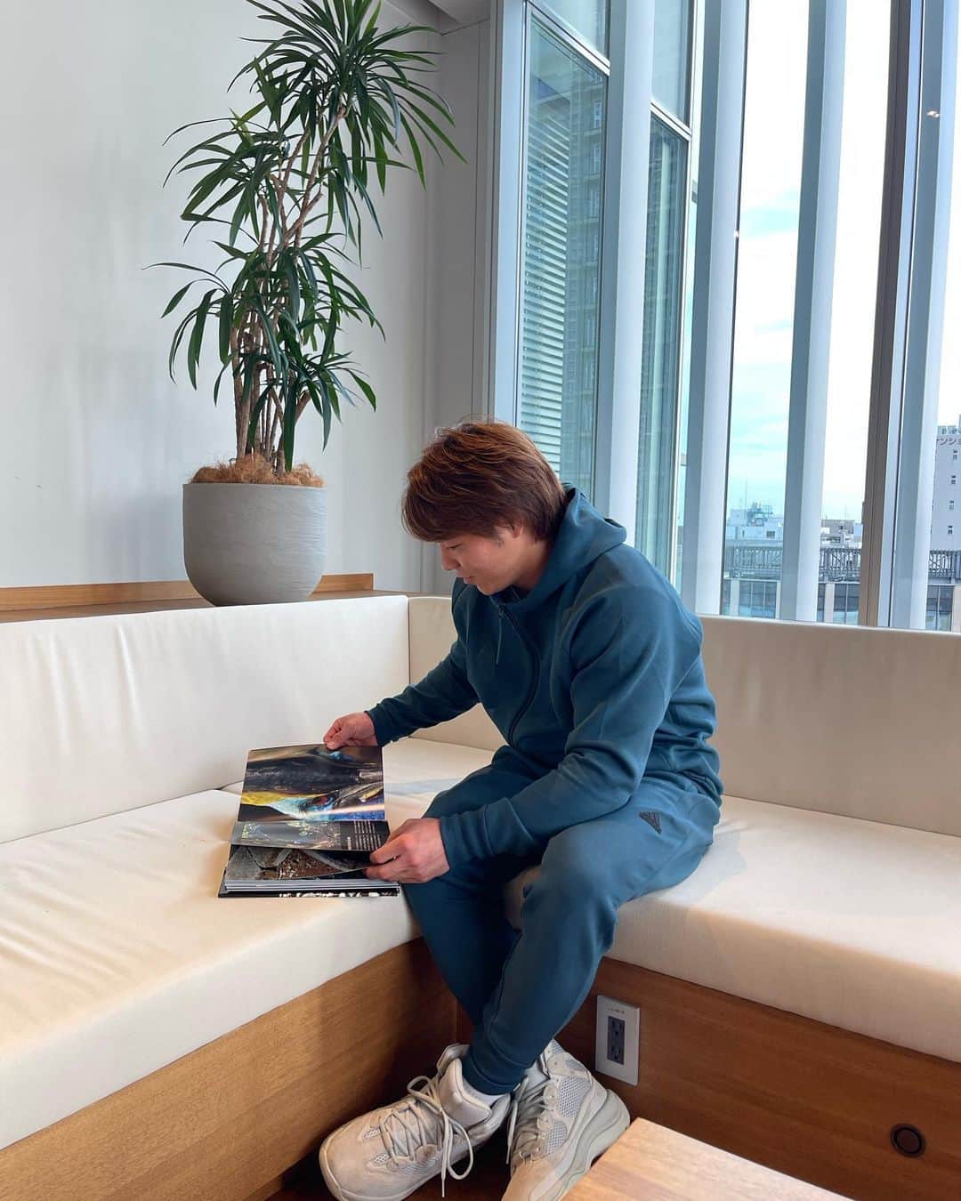 阿部一二三さんのインスタグラム写真 - (阿部一二三Instagram)「.  ZNEを着て本を読むのに夢中📕  着ていることを忘れるぐらいの心地よさなウェアです☺️  @adidastokyo   #adidasSportswear #createdwithadidas」9月3日 20時48分 - hifumi.abe