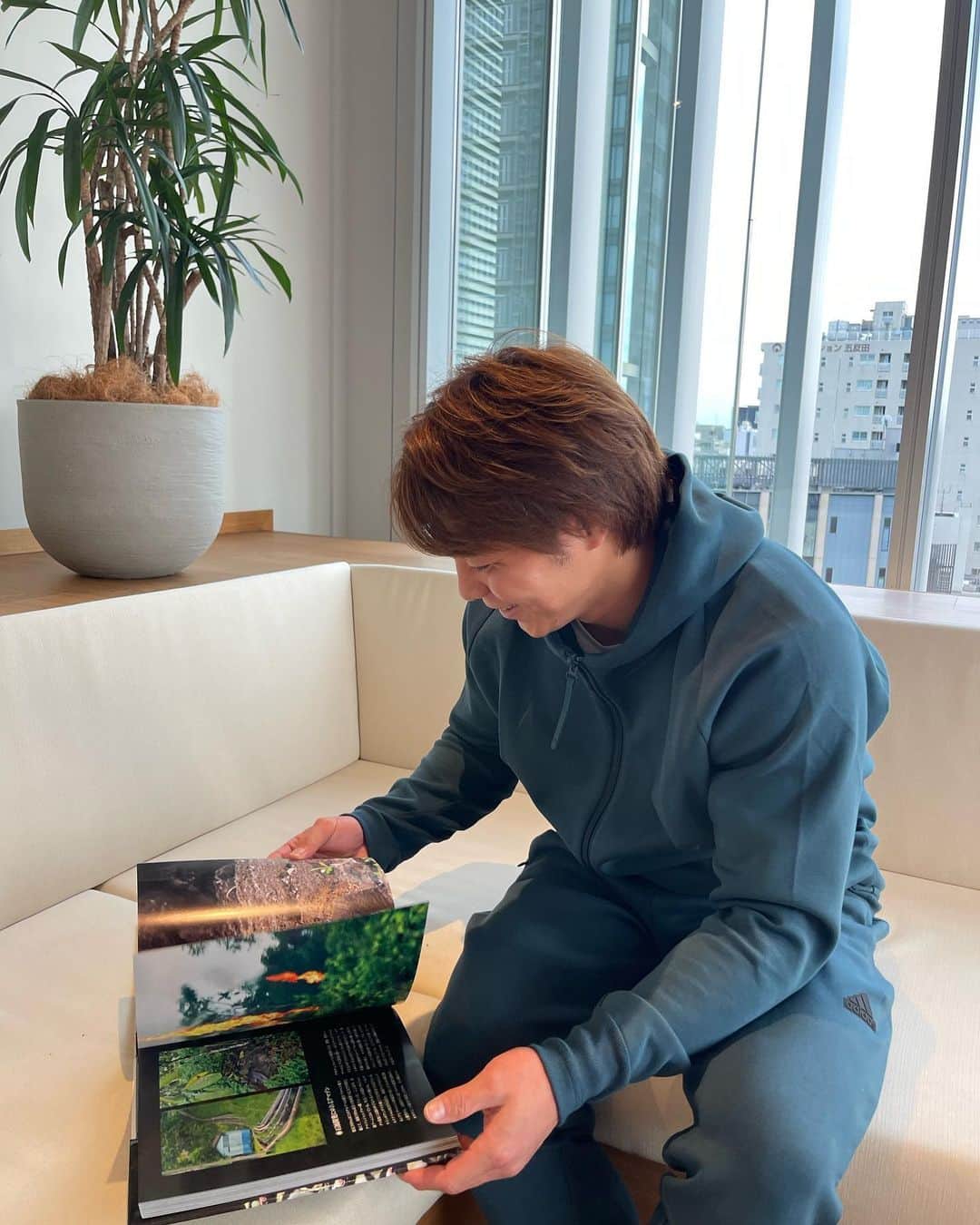 阿部一二三さんのインスタグラム写真 - (阿部一二三Instagram)「.  ZNEを着て本を読むのに夢中📕  着ていることを忘れるぐらいの心地よさなウェアです☺️  @adidastokyo   #adidasSportswear #createdwithadidas」9月3日 20時48分 - hifumi.abe
