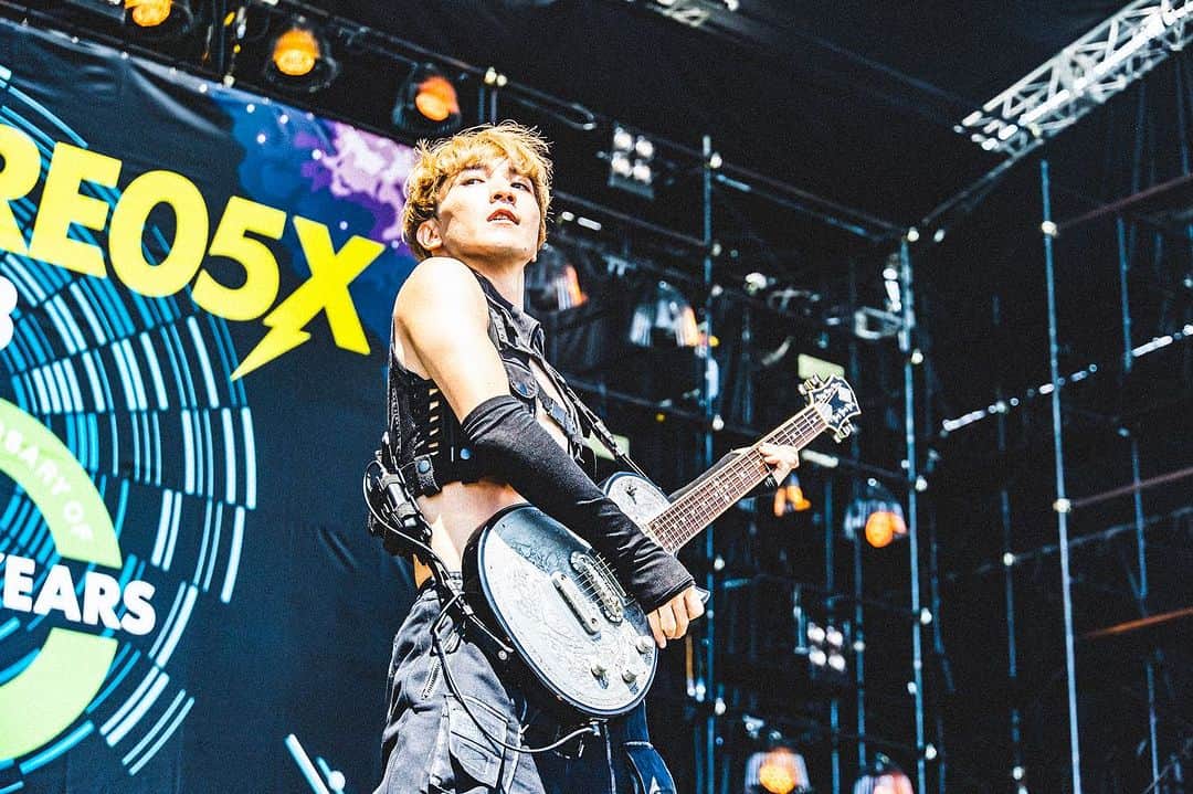 Kazuki Takemuraのインスタグラム：「TREASURE05X 2023  今日のステージが今年の夏フェスで一番暑かった。ステージから見える範囲でも、ぶっ倒れそうなぐらいギリギリ状態の人もいた。そんな中、熱苦しいバンドとお付き合いありがとうござました。 📷 @cazrowaoki」