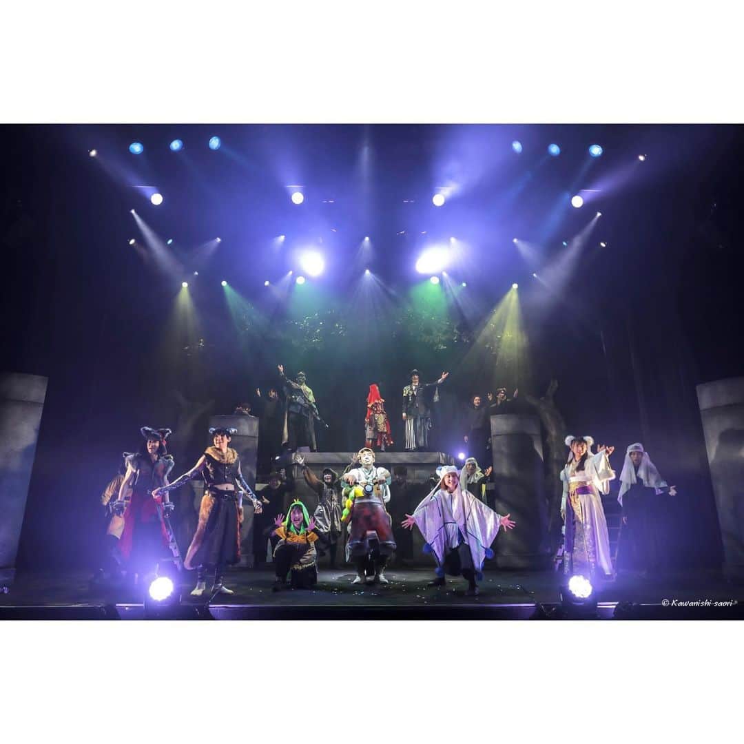 のインスタグラム：「＊ 劇団壱劇屋 東京支部『煙突もりの隠れ竜』 全12公演、無事終了いたしました。 皆さんありがとうございました！  煙突森で巻き起こる壮大な物語。 登場人物それぞれ理由があって葛藤していて感情をぶつけ合って 強さと優しさに溢れたお話でした。 たくさんの方に観に来ていただけて、 素敵な感想もたくさんいただけて。 本当にありがとうございます😌  劇団の皆さんにとって超大作という大切な作品に参加できたこと、 舞台を作る一員となれたこと、心の底から嬉しく思います。 この舞台に出演できたことは私にとって宝です  強がりで孤独な九尾さん、 今この役を演じられたことに大きな意味があるなぁと思っていました。 出会えてよかったです☺️  2ヶ月間ほど煙突もりにいたので明日からはめためたに寂しくなるんだろうなぁ  素敵な方々との出会いに感謝し、 またご一緒できる日を願って。  皆さま本当にありがとうございました！！！  #劇団壱劇屋 #劇団壱劇屋東京支部 #煙突もりの隠れ竜 #舞台」