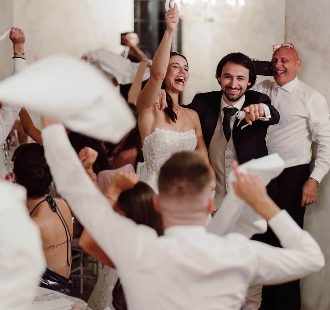 フェデリカ・テスタのインスタグラム：「LA CENA  La cena è stato un altro momento speciale. Volevamo un allestimento campestre, ho amato i sottopiatti floreali, le composizioni di @boutiquedeifiori e soprattutto le grafiche curate da @atelier.ascari. Abbiamo optato per un menù tipico del piacentino innaffiato sempre dai vini di @locationeventitorrefornello.  Dopo un ingresso “sobrio”, ciò che ha reso la cena davvero indimenticabile sono stati i discorsi, parole che sono regali preziosi che poteremo sempre nel cuore. ❤️」