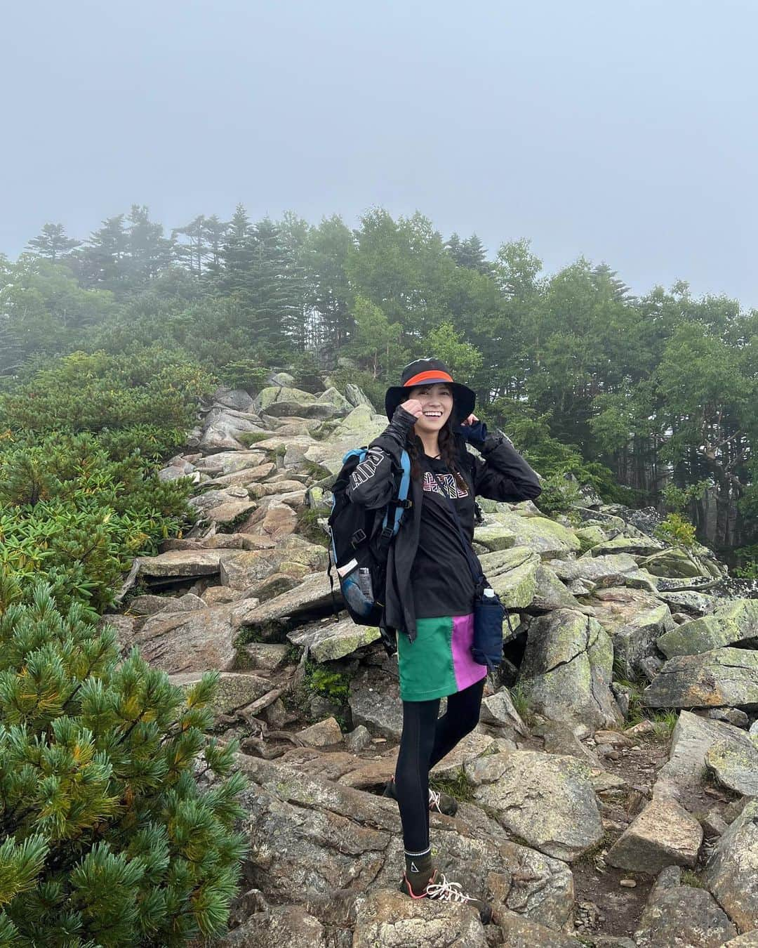 新保里歩のインスタグラム：「この間、金峰山に登山してきました⛰️📷  雨の中での登山でしたが🌧️  霧の中で幻想的な登山道も、 雨に濡れてキラキラしている植物も綺麗で、 晴れの日とはまた違う楽しさがありました☺️☔️🍀  今度は晴れた時に登山して、 また違う景色を見たいです🏞️   #山梨県  #長野県  #登山  #金峰山  #五丈岩  #⛰  #日本百名山  #百名山 #夏の思い出」