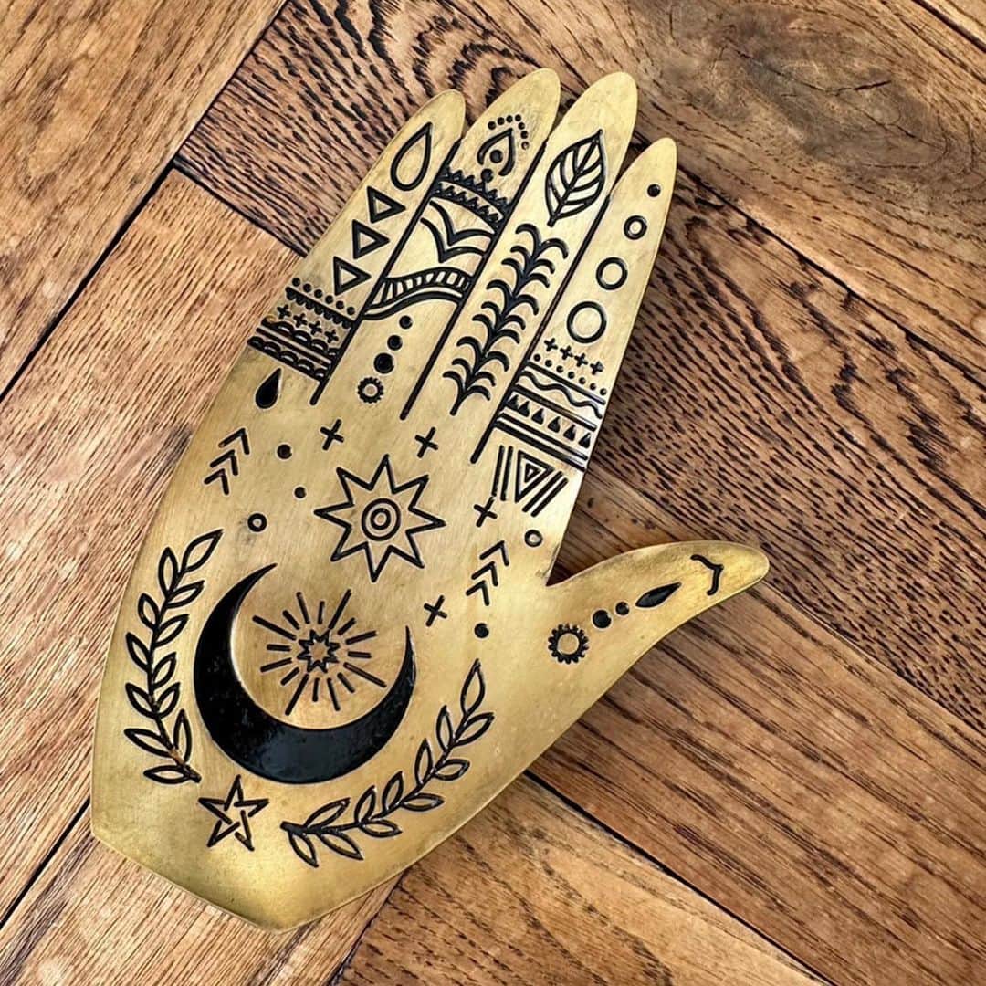 のインスタグラム：「* ＼10月入荷予定／ 【 𝟐𝟎𝟐𝟑 𝐀/𝐖 𝑪𝒐𝒍𝒍𝒆𝒄𝒕𝒊𝒐𝒏🌙 】  邪悪なエネルギーを遮断するという意味が込められたハムサ（神の手）をモチーフにしたマルチトレイ。 アクセサリーを置いたりパロサントを焚いたりと、その日の気分で楽しんで。  ●ハムサマルチトレイ ￥3,300（tax-in）  ぜひ、ご覧ください🤍  WEB STOREご希望の方は @styleboatmarket Topプロフィールからご覧頂けます🥰🍀」