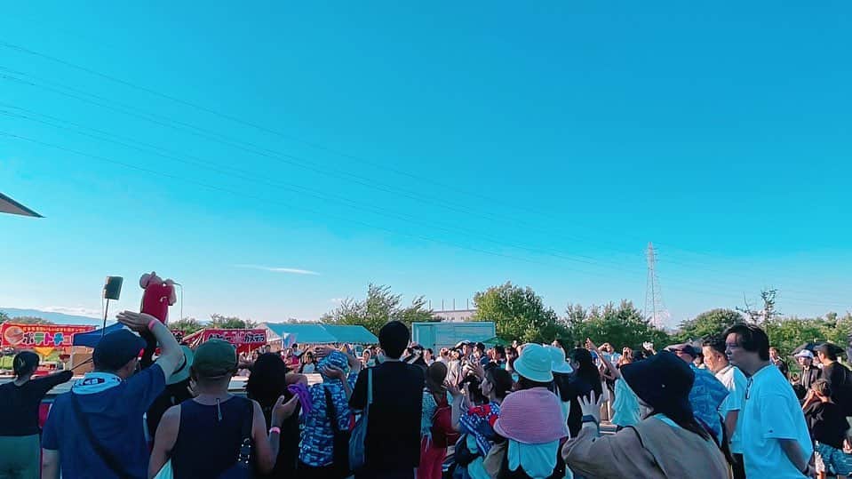 HIPPYのインスタグラム：「HIPPY初の岐阜県でのライブとなった 『エコプレミュージックフェス』  炎天下の中皆さんお疲れ様でした！ 岐阜にも届いてる！ たくさんの方に聴いていただきとても光栄です。  個性と可愛さ溢れる 『Studio Sept.』 ダンサーズのみんなにも 彩っていただき最高のステージとなりました！  Bigfumi君や梵頭 a.k.a.鷲さんに、sarAさん、竹野 留里さんという 多種多様なアーティストが揃いかなりの刺激をいただき  初めての岐阜でまさかの大トリ 最後までたくさんの方に残っていただき心から感謝です  広い空の下で歌う歌はとても気持ちよかったし 何より目の前で聴いてくれるあなたがいてくれて 本当に嬉しかったです！  先日飛行機で隣の席だった方も 三河シーホークスの久保田選手も HIPPYタオルをかがけて待ってくれてたあなたも 曲を知ってくれて興味本位で待ってくれたあなたも 心からありがとう  このご縁を誇ってもらえるよう精進します  2回目の岐阜県ライブ いつになるかな！？愛知県もなかなか行けてないけど 待っててください！！！！！  『エコプレミュージックフェス』スタッフの皆様 初岐阜県ライブいただきありがとうございました！！！！  9/5 CARP VS DeNA 戦で国歌斉唱決定！ 9/6 NHK ラジオ［コイらじ］ 9/6 語り部の会！やります！ぜひお越しください！願 9/7 KRY山口放送 ラジオ［お昼はZETTAIラジTIME］ 9/9 広島県三原で『SMILE-FES2023』 9/9 岡山県にて「じぇら祭’23」 9/10 ホームテレビ［届け！ひろしま応援歌］ 9/10（日）横浜BAYSIS ※売り切れ間近 -HIPPY 初の横浜ワンマンライブ-  ［ヒーローアイランド計画 YOKOHAMA ～We Can Make It～］ YOKARO-MON / ericaゲスト出演!!! http://hippy-web.com/news/20230707.shtml  10/29（日）兵庫県三宮LiveHallクラブ月世界 HIPPY × 酒井法子⟡ 2マンライブ ※チケット絶賛発売中 http://hippy-web.com/schedule/20231029.shtml  11/12（日）広島マリーナホップ第二駐車場 PEACE STOCK 78' HIROSHIMA 2023 ※チケット絶賛発売中 http://hippy-web.com/schedule/20231112.shtml  HIPPYスケジュール詳しくはコチラ http://hippy-web.com/schedule/」