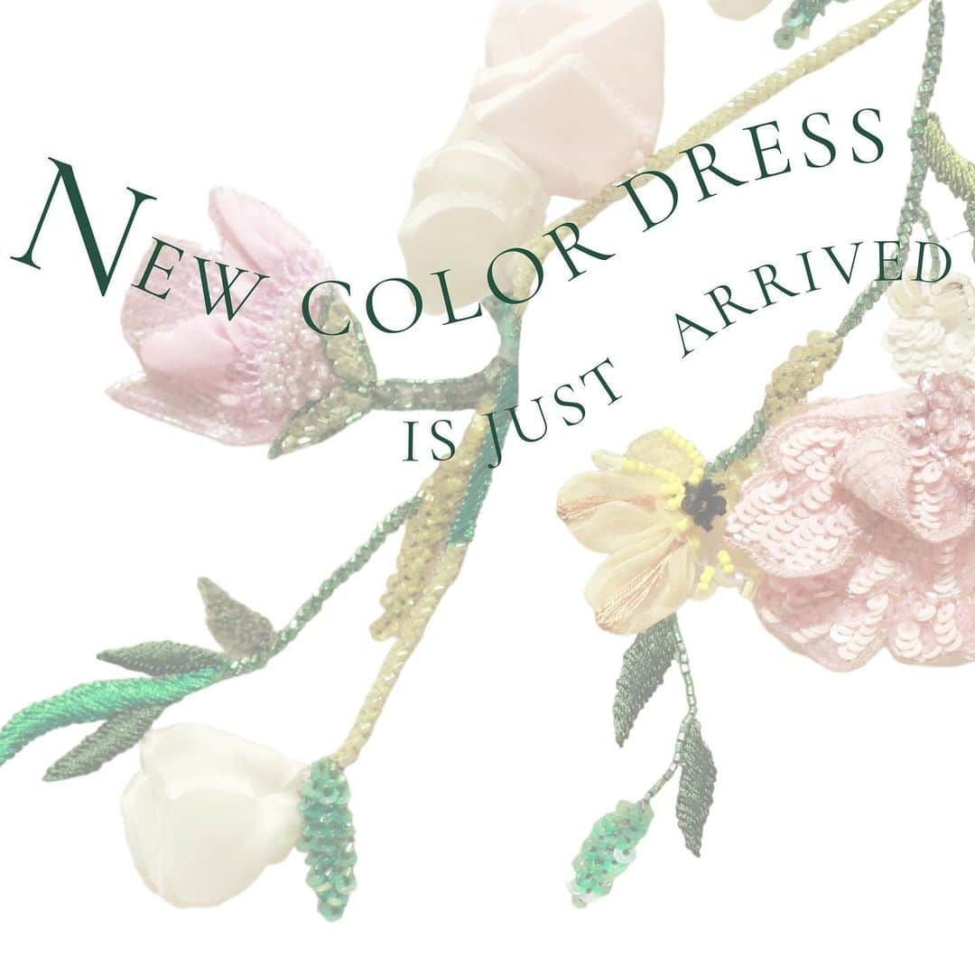 THE TREAT DRESSINGのインスタグラム：「*  NEW COLOR DRESS @moniquelhuillier   世界中の花嫁やセレブリティを虜にする Monique lhuillier（モニーク ルイリエ）の 新作カラードレスが入荷いたしました  毎シーズン コレクションテーマにあわせて 新しい場所を訪れるモニーク ルイリエ 2023 Fall Collectionでは フランスのカントリーサイドに佇む 霧に包まれたシャトーが舞台となりました  完璧に整えられた美しいシャトー建築 霧がかり幻想的なムードに包まれた庭園  鮮やかで洗練されたドレスとのコントラストが それはそれは美しく 記憶に残るシーンで溢れていました  #moniquelhuillier #thetreatdressing #treatdressing #ザトリートドレッシング #トリートドレッシング」