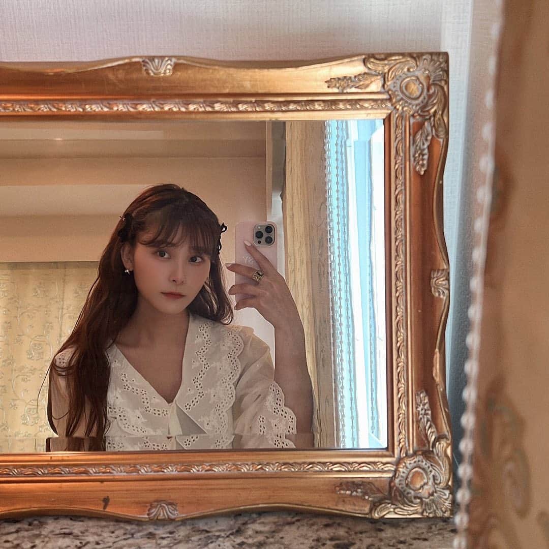 のインスタグラム：「９月もよろしくお願いします♡ なるべく柔らかいこころで過ごせる日が多いといいなあ〜·͜-」
