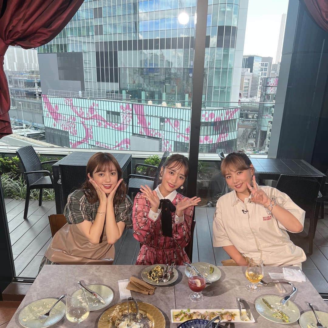 近藤千尋のインスタグラム：「明日はぽかぽか☀️に出演します💕📺 最近よく呼んでいただけて嬉しいなぁ❤️😍 あみみと、かよさんと🩷☺️ ほぼプライベート話過ぎて どこを放送されるか、、笑😀🤍🤍  安定のサングリアいただきました🍷笑💗  #昼のみランチ #ぽかぽか  あ、明日スロイジ生放送も出るから見てね❤️🥺 #近藤千尋衣装  one-piece @doublestandard_official shoes @zara」