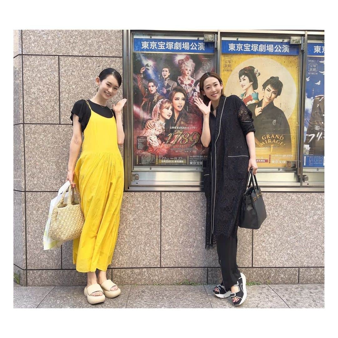 愛希れいかさんのインスタグラム写真 - (愛希れいかInstagram)「先日、真咲さんと一緒に観劇させて頂きました😌❤️  少し時間が経ってしまいましたが、 星組さん☆千秋楽おめでとうございました！  私にとって、「1789 バスティーユの恋人たち」はとても思い入れがある作品で… 想いが込み上げてきちゃったので、ここに書かせてください🙏 長くなります😅  こっちゃんを筆頭にみんなで力を合わせて作品に挑んでいる姿、エネルギー、そして懐かしさに、涙してしまいました🥹❤️  やっぱりこの作品が好きだなぁ。と再確認しましたし、初演に携われた事、改めて光栄に思いました😌  トップを走るこっちゃん(#礼真琴) の素晴らしさは、昔から知っていたつもりだったけど、 さらにパワーアップしていて… 今も変わらず努力し続けているんだなぁ。と…🥹🙏 すごいなぁーこっちゃんっ🥹❤️ そして変わらないんだなぁと思う、愛らしい…人柄の良さが舞台に滲み出ていた🥰 本当に尊敬する同期！！！ こっちゃんの舞台を観れて本当に本当に嬉しかったです！  同期の活躍も素晴らしくて… 専科から参戦しているまゆぽんの(#輝月ゆうま)大迫力のペイロール😳 あまのっち(#瀬央ゆりあ)の怪しすぎるアルトワ伯😂 こりん(#ひろ香祐)の大きな愛に溢れたルイ🥹 ぴーちゃん(#紫りら)のどこにいても目を惹く演技とダンス😍 感動しました。  なこちゃん(#舞空瞳 ちゃん)のオランプも誠実で力強くて🥹 コトン(琴のロナン。笑笑)への愛が溢れていて…😭👏👏👏 ２人のデュエットダンスも素敵だったぁ❤️❤️❤️  #有沙瞳 ちゃんの少女のようなマリーが、妻として母として、王妃として覚悟を決めた時の表情が本当に強く美しく…素敵でした🥹🙏❤️  そして、あり。(#暁千星) この作品はありとの思い出が1番多いので、あまりにも成長していたありの姿に感動しました👏 でも、良い意味で変わらないありも垣間見えて、懐かしく、愛おしかったです🥹❤️  私にとってターニングポイントとなったこの作品は今でも大きな力を与えてくれています。 また、頑張れ！と背中を押された気がします😤  皆さんの熱演に、心が震えました！！！ 素敵な時間を本当にありがとうございました🥰  あー❤️たのしかったぁ🥰  #宝塚 #星組 #1789 #バスティーユの恋人たち」9月3日 20時58分 - manakireika_official