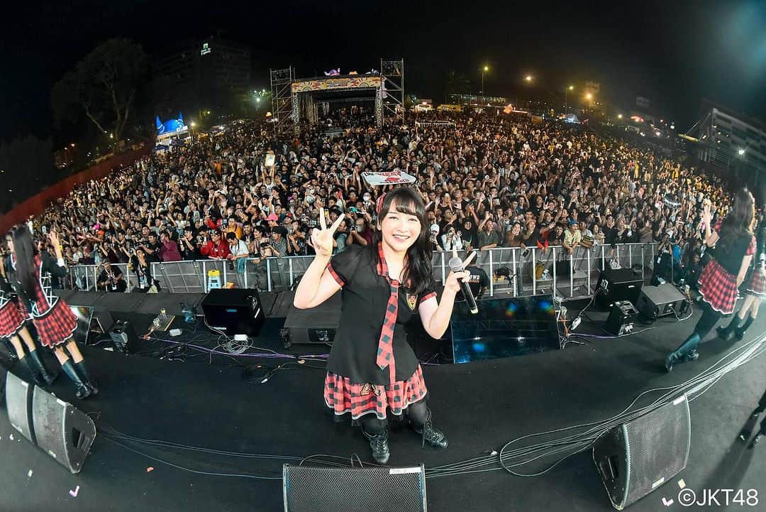のインスタグラム：「memories!! . . . thankyou team doc JKT48 yang foto fotonya keceh badaiiiiii . arigatou @rezzahabibie  . #synchronizefest」