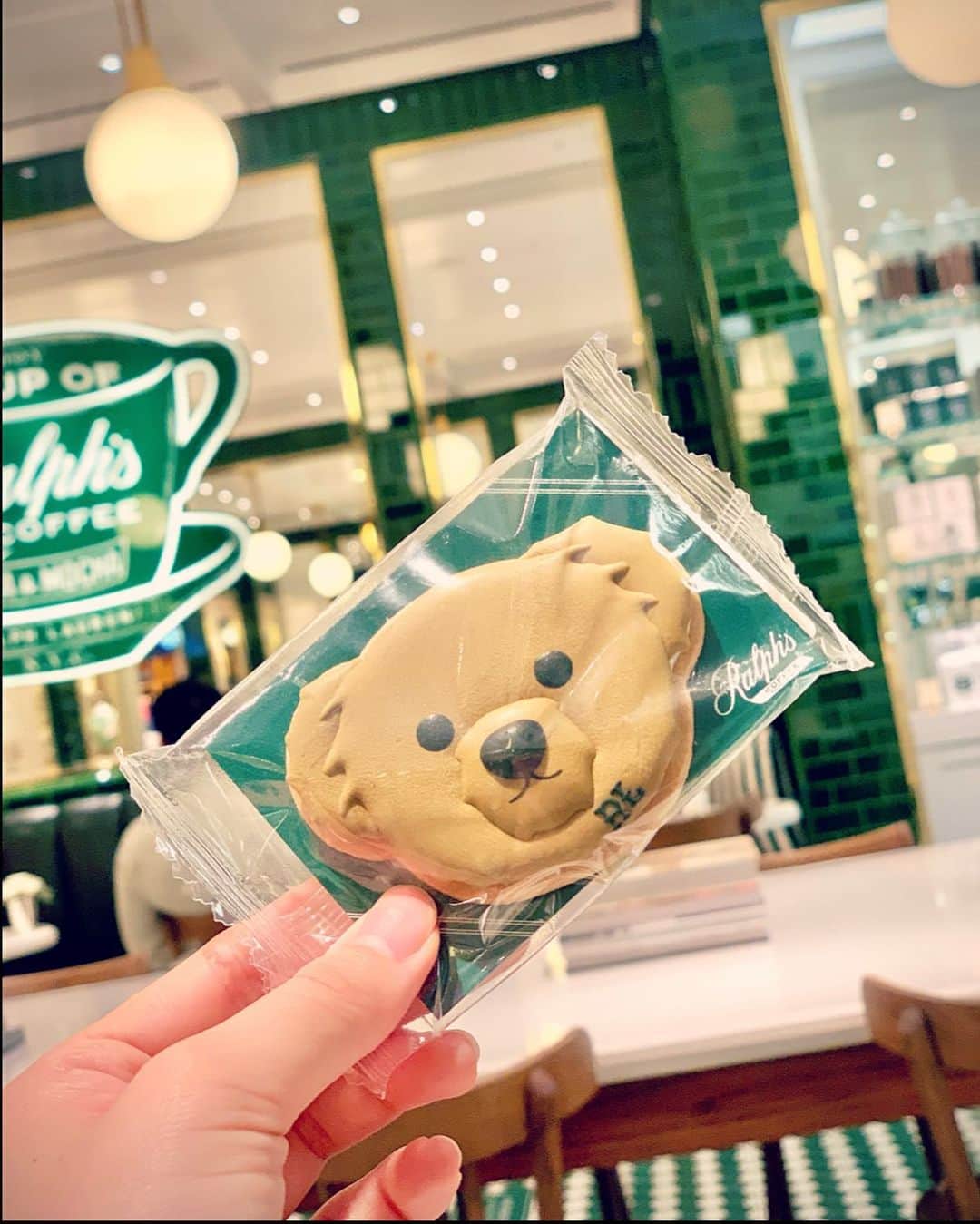 塩月希依音のインスタグラム：「🧸☕️💚  #cafe#カフェ#カフェ巡り #ラルフズコーヒー #くま #クッキー#ブラウニー#映えカフェ #映えスイーツ #映え写真 #ケイト旅#jk#ljk #05#05년생 #05line」