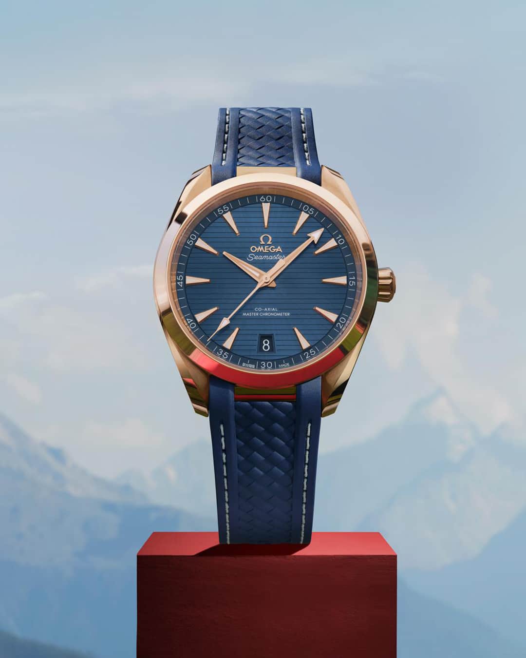 オメガのインスタグラム：「Enjoy stunning views with the Aqua Terra in 18K Sedna™ Gold.  #OMEGA #OMEGAGolf​」