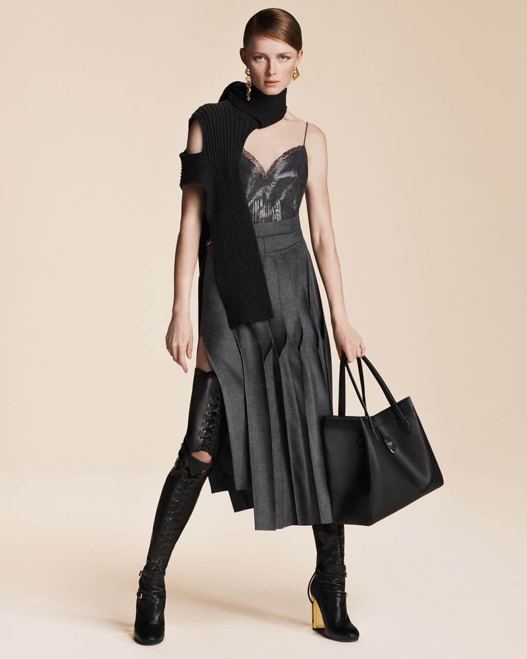 Fendiのインスタグラム：「Sophistication, an elevation of deconstruction, and a nod to punk. New arrivals by Kim Jones play with binaries while the #FendiOrigami bag by Silvia Venturini Fendi offers a shapeshifting silhouette.⁣ ⁣ New pieces from #FendiFW23 launch on 7 September in boutiques and at Fendi.com.⁣ ⁣ Artistic Director of Couture and Womenswear: @mrkimjones​⁣ Artistic Director of Accessories and Menswear: @silviaventurinifendi ​⁣ Artistic Director of Jewellery: @delfinadelettrez​⁣ ⁣ Creative Direction: @ronnie.cooke.newhouse @karlbolander⁣ ⁣ Photography: @craigmcdeanstudio⁣ ⁣ Styling: @themelanieward⁣ Hair: @anthonyturnerhair⁣ Makeup: @peterphilipsmakeup⁣ ⁣ Casting: @shelleydurkancasting⁣ Set Design: @alexanderbockstudio⁣ ⁣ Model: @riannevanrompaey」