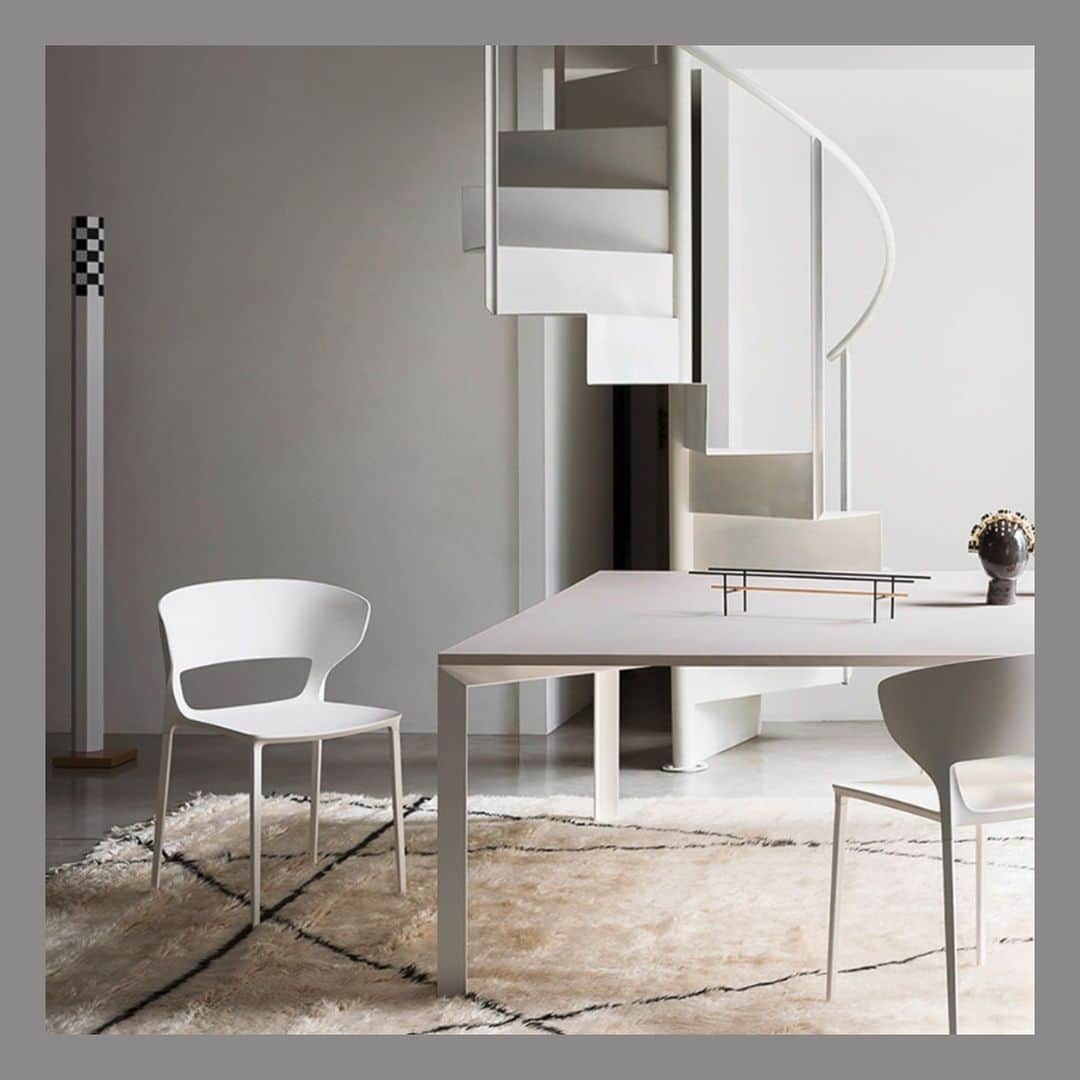 Cassina ixc. (カッシーナ・イクスシー) のインスタグラム：「丸みを帯びた輪郭と調和のとれたディテールが特徴の＜KOKI（コキ）＞チェア。一体となった背座にはインテグラルポリウレタンフォームを採用し、弾力のある快適な座り心地を実現しています。 . #cassinaixc #desalto #design #interior #lifestyle #カッシーナイクスシー #インテリア #インテリアコーディネート #インテリアショップ #家具 #家具コーディネート #デザイン #ライフスタイル」