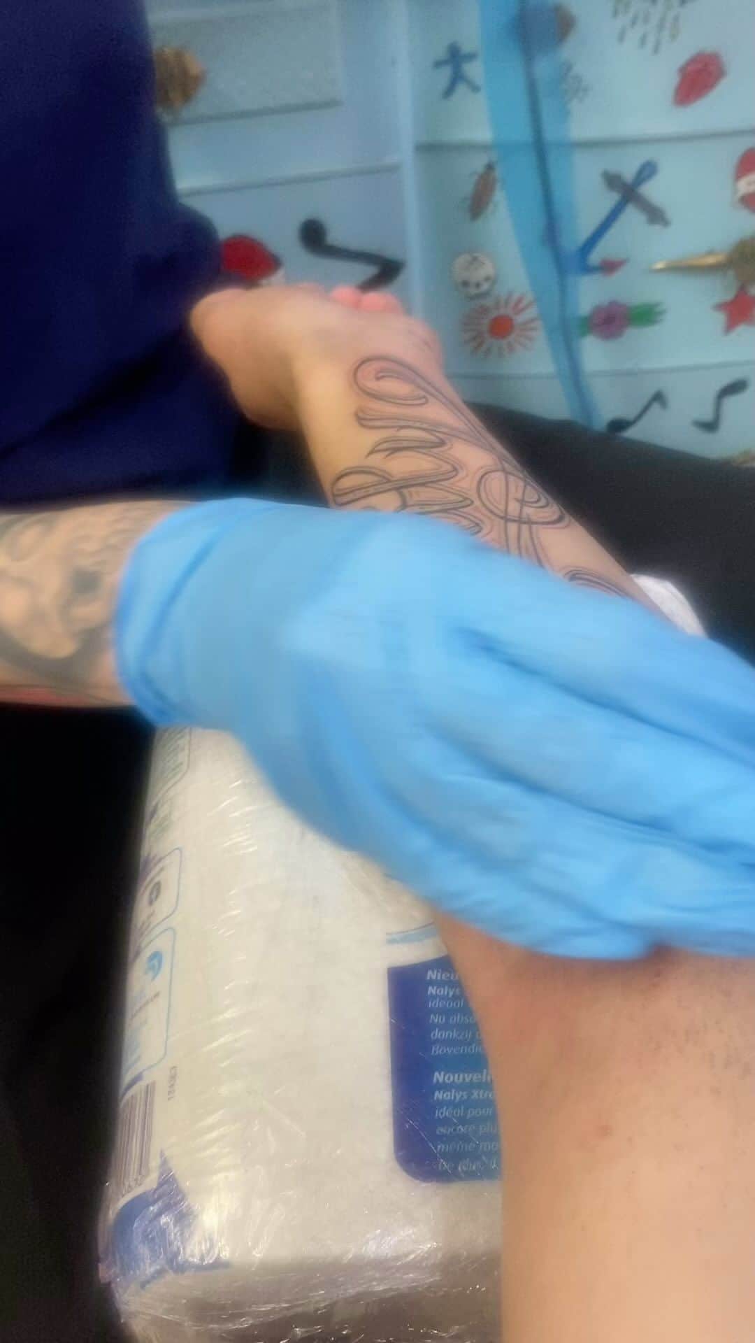 アムステルダム・タトゥー・ミュージアムのインスタグラム：「Morrison at work#schiffmacherenveldhoen #schiffmachertattooheritage #」