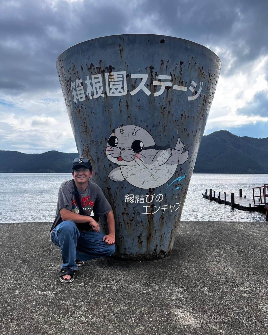 石橋遼大（四千頭身）さんのインスタグラム写真 - (石橋遼大（四千頭身）Instagram)「皆様のお陰様で 単独ライブ1部での優勝特典で貰った 「箱根日帰り旅」を向井さんと行ってきました とにかく僕たちは縁と言うものに見放されてました ・ #パンサー向井 さん #温泉を楽しんだその後 #モーターボートに乗って縁結びの九頭竜神社に行こうとしたが #モーターボート閉鎖日 #真実の口に入れて占えるやつやったら #2人とも仕事に全振り #結婚願望ある向井さん泣きそうになってた #こうなったらと仕事の運気上がる箱根元宮に行こうとしたら #行くためのロープウェイ休止日 #とりあえず2人共縁結びのエンちゃんと写真撮った #向井さん1番の良い笑顔 #反射神経のゲームやったら #向井さん9点だった #ブーって音しか聞こえてこなかった」9月3日 21時00分 - 4000ishibashi