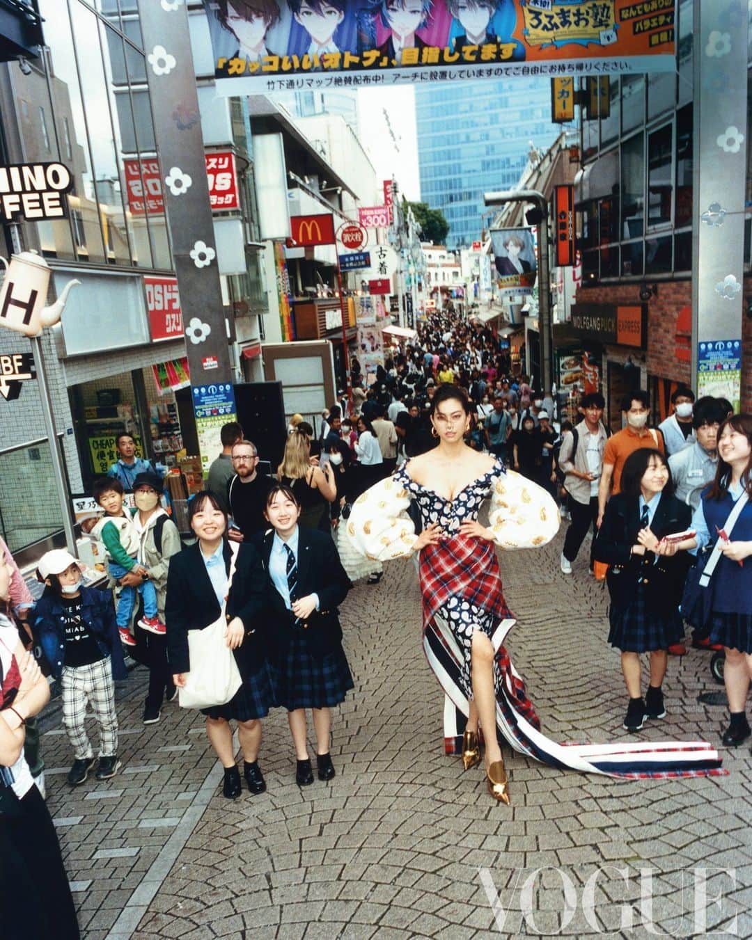 Vogue Taiwan Officialさんのインスタグラム写真 - (Vogue Taiwan OfficialInstagram)「#VogueEdits 東京街頭，也可以是戴文青木的伸展台  Quiet luxury是什麼？低調又是什麼？不重要。把態度拿出來，穿上最華麗的秋冬時裝，在東京展開一場最繽紛、喧囂、驚豔四座的大秀。  Vogue 9月號全球重磅大片 “Spirited Away” 集結戴文青木與女兒、富永愛、森星、水原希子、高橋LALA（Undercover設計師高橋盾之女）等跨世代模特兒，以帶有龐克、反叛精神的服裝，致敬已故Vivienne Westwood。  Photographed by @xiangyu_liu,  Styled by @gabriellak_j,  Vogue, September 2023」9月3日 21時30分 - voguetaiwan