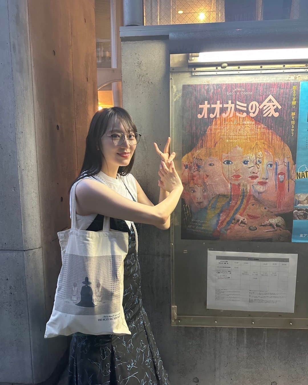 松井咲子のインスタグラム：「春から楽しみにしていて夏の終わりに観た映画  しっかり予習していきました。とんでもなかったです  #オオカミの家 #映画 #lacasalobo #movie #映画館の経済ぶん回し」