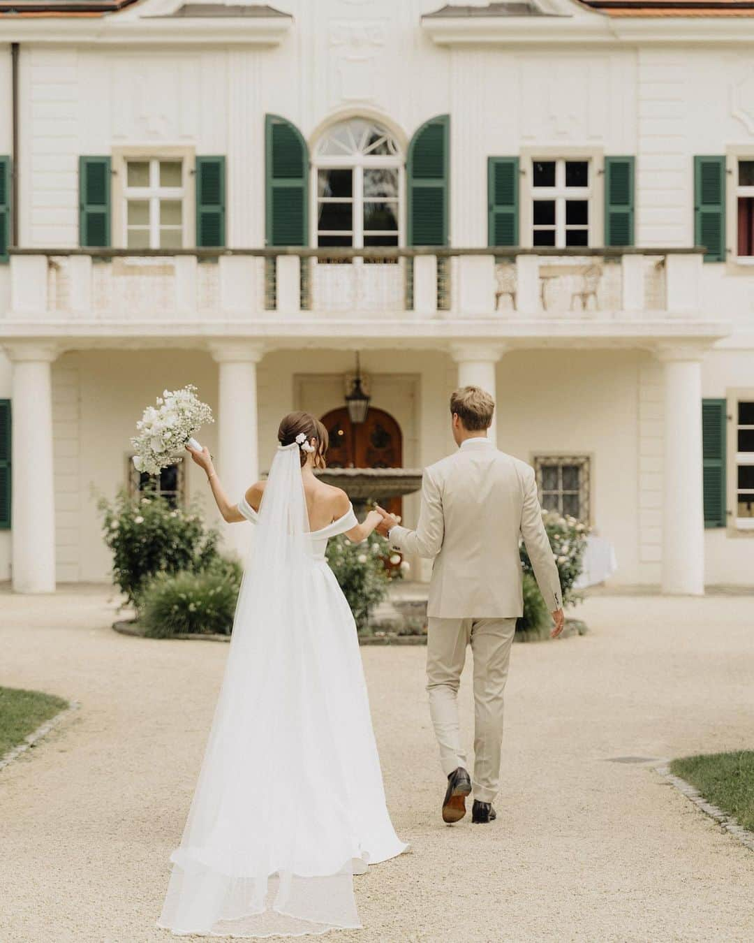 バーボラ・コディトヴァのインスタグラム：「MR & MRS 🤍💍 🥹 A little bit from our perfect day, wearing the most perfect @ateliereme dresses 👰🏻‍♀️ #EmeBrides #AtelierEmé #EmeForBarbora」