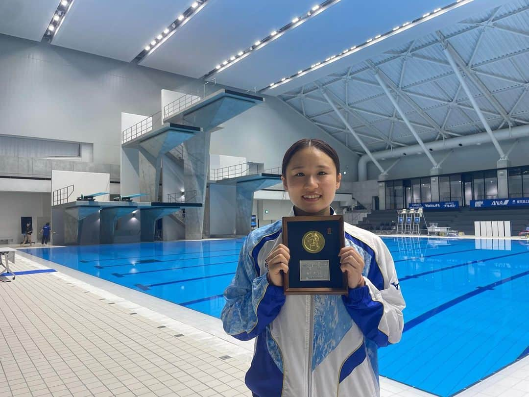 金戸凜さんのインスタグラム写真 - (金戸凜Instagram)「日本選手権【完】 ・ 10m Platform🥇 ・ 左膝の手術から11ヶ月。 たくさんの方々のサポートのおかげでここまで戻ってくることが出来ました。 この舞台に立てなかったかもしれない。 ここまで私を導いてくれた方々に演技で恩を返す。 その気持ちで予選決勝10本飛びました。 怪我でなかなか前に進めない私でしたが、やっと少し先が見えたような、そんな試合でした😊 色々思うことはありますが、まずは感謝の気持ちを込めて。 今まで支えてくださった皆さん、本当にありがとうございました。 まだまだここからがスタートです。 次に向けてまた精一杯頑張ります🔥 ・ What an incredible result at Nationals!!🥇 It's been 11 months from my knee surgery and I became a champion. I can't thank enough to everyone for supporting me these past 11 months. And this is not the end. Guys see you at the Worlds!!🌏❤️‍🔥 ・ ・ #diving #2023」9月3日 21時01分 - rin.kaneto