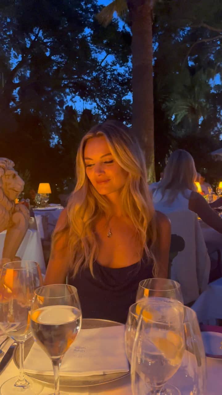 ニオミ・スマートのインスタグラム：「Magic moments ⛵️. The most romantic candlelit garden in Marbella. We adore our cosy nights in making food together, but every now and again a date night out is so special and muy romantico! 🌹」