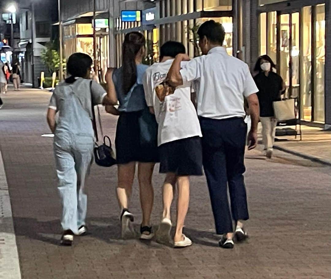 江口恵子（佐久間恵子）さんのインスタグラム写真 - (江口恵子（佐久間恵子）Instagram)「色々あった わが家の夏休み  久々に家族５人が揃いました😊  わが家のだんご3兄弟　 どんどんデカくなるなー  長男は冬休みに帰ってきた時には夫を追い越す？？  バスケ部で青春を謳歌する次女に抜かれたら いよいよ私が1番小さくなるのかー  私だって一応165cmあるんだけどなー😅  それぞれが好きなことを突き詰めていて、会話は相変わらずキャッチボール出来ていなくて笑えるけど、まぁ、ある意味平和だな、と思うちょっと可笑しなうちの家族…  お正月休みは５人揃うのか？？ 誰かさんは、NYに行くとか言ってますがー🙄  それぞれの場所に戻っていくと、私には静かな日常が戻ってきます😊」9月3日 21時01分 - naturalfoodcooking