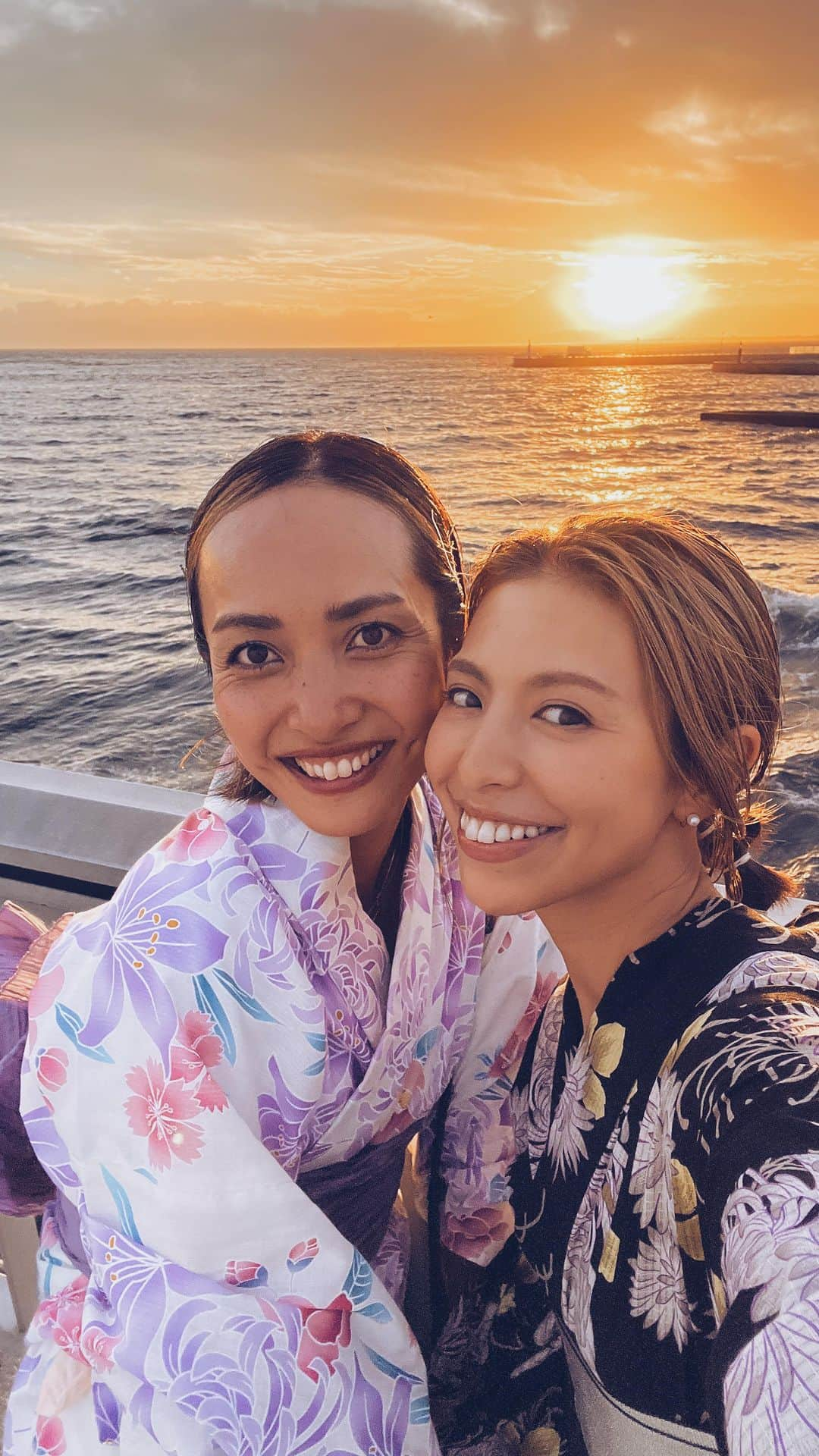 高橋菜摘のインスタグラム：「🫰 my girlちゃんと夏の終わりの👘デート 私の母に2人とも着付けしてもらって キャピキャピしちゃってレッツゴー٩( ᐛ )و  目的地は江ノ島の灯台で開催されてる 灯篭のライトアップだったんだけど 電車でやたら浴衣の子多いなと思ったら なんと江ノ島の花火大会の日でした🤣w 前にも熱海でそんなLuckyがあって 私達ってリサーチ力あるのかないのか。w  というわけでぶち上げ案件🫶 目的地で最高の花火を見届けました🎆 有料席みたいないい席ひと席だけ空いてて 用意されてたような気分。♡ 藤沢駅で今日花火大会なんですか？って聞かれて 違いますよー！って教えた男の子まじごめんね🙏  #８月最後の日 #夏休みお疲れ様の乾杯🍻 #からの @suitosui  #江ノ島花火大会  #江ノ島 #浴衣女子 #浴衣デート #江ノ島灯篭 #夏休みの思い出 #花火大会 #息抜き #湘南の暮らし  #shonan #yukata #summervibes #enoshima」