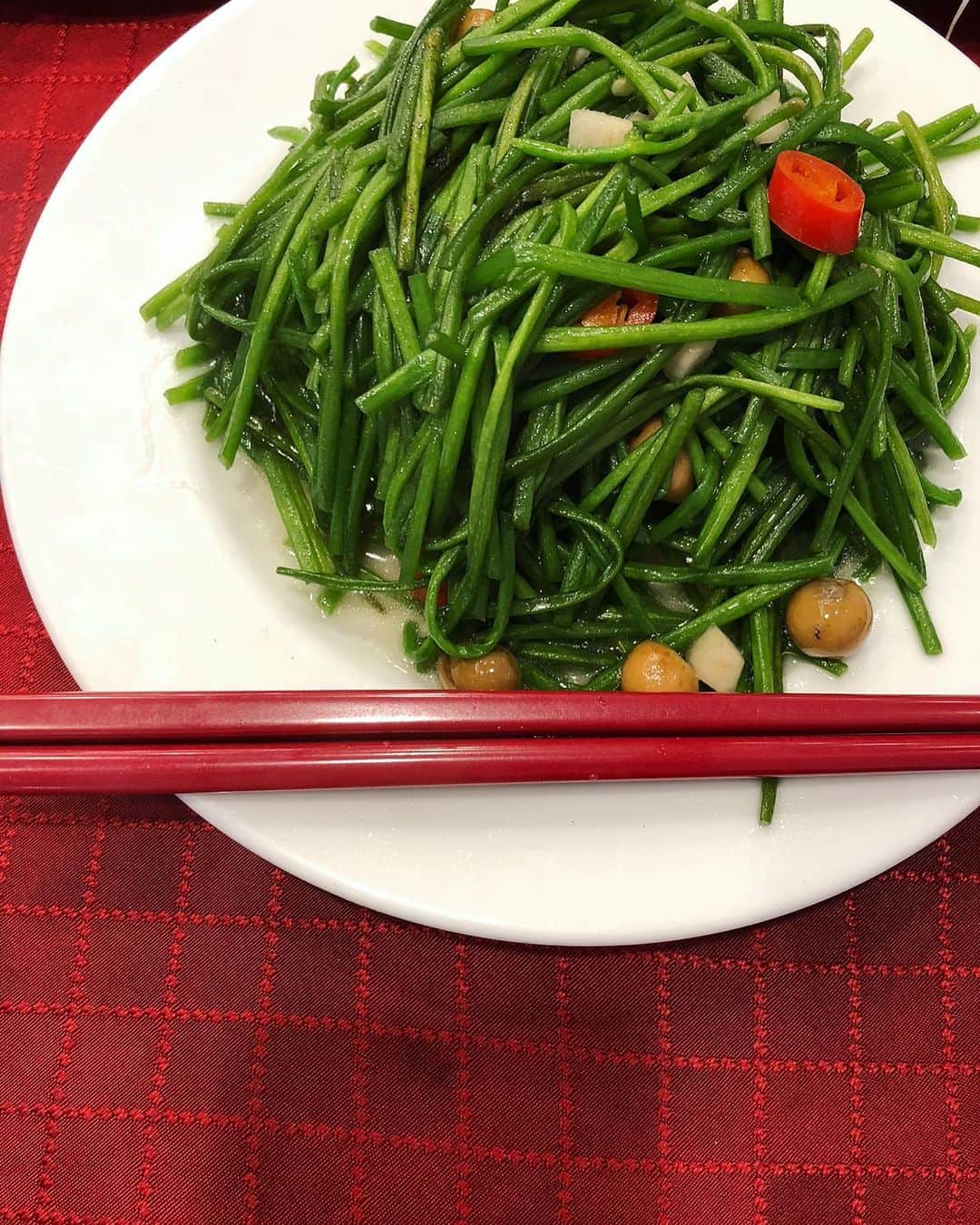 内田真美さんのインスタグラム写真 - (内田真美Instagram)「. 訪台したら必ず食したい野菜が龍鬚菜と水蓮菜です。 どちらもクセがなく、何しろシャクシャクと食感の良さが特徴的です。日本でもごくたまに水蓮菜をみかけると購入しますが、ほんの少量をうやうやしく頂戴するという感じで、台湾でならたっぷりと出てくるので思う存分頂く事が出来ます。 ハヤトウリの葉の部分である龍鬚菜は日本で見かけた事はないので、訪台時には必ずと意気込む野菜です。  龍鬚菜は大体が冷菜の『涼拌龍鬚菜』開胃の前菜として小菜棚にある事が多いので、すかさず見つけたら手に取ります。 水蓮菜はメニューにある季節の野菜炒めのところにあれば必ず。メニューで見つけられない場合、画像をお店の方に見せると有る場合も有りますので聞いてみるのも。 老若男女どなたにも喜ばれる野菜料理のひとつです。  #私的台湾食記帖 #私的台北好味帖」9月3日 21時04分 - _mamiuchida_