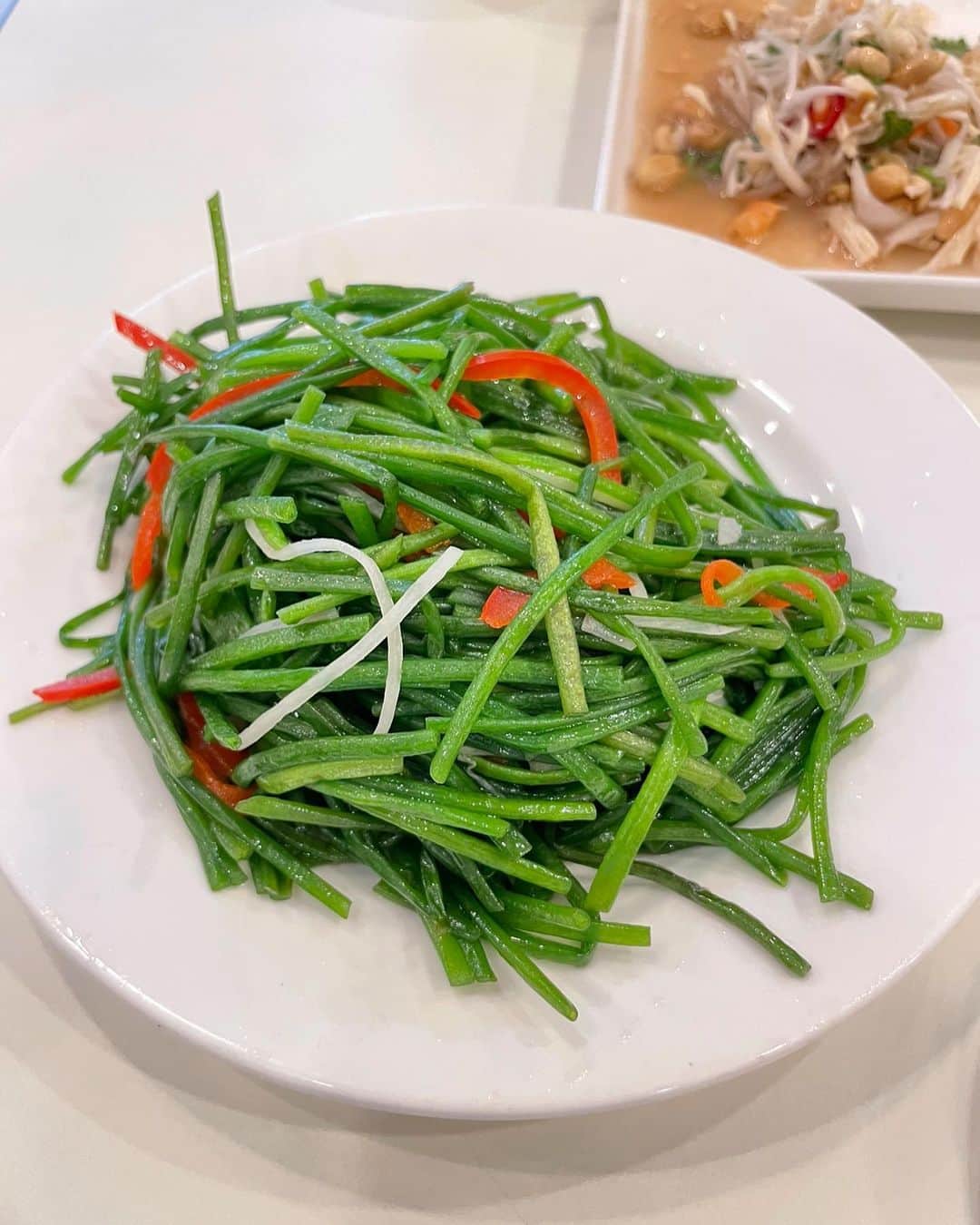 内田真美のインスタグラム：「. 訪台したら必ず食したい野菜が龍鬚菜と水蓮菜です。 どちらもクセがなく、何しろシャクシャクと食感の良さが特徴的です。日本でもごくたまに水蓮菜をみかけると購入しますが、ほんの少量をうやうやしく頂戴するという感じで、台湾でならたっぷりと出てくるので思う存分頂く事が出来ます。 ハヤトウリの葉の部分である龍鬚菜は日本で見かけた事はないので、訪台時には必ずと意気込む野菜です。  龍鬚菜は大体が冷菜の『涼拌龍鬚菜』開胃の前菜として小菜棚にある事が多いので、すかさず見つけたら手に取ります。 水蓮菜はメニューにある季節の野菜炒めのところにあれば必ず。メニューで見つけられない場合、画像をお店の方に見せると有る場合も有りますので聞いてみるのも。 老若男女どなたにも喜ばれる野菜料理のひとつです。  #私的台湾食記帖 #私的台北好味帖」
