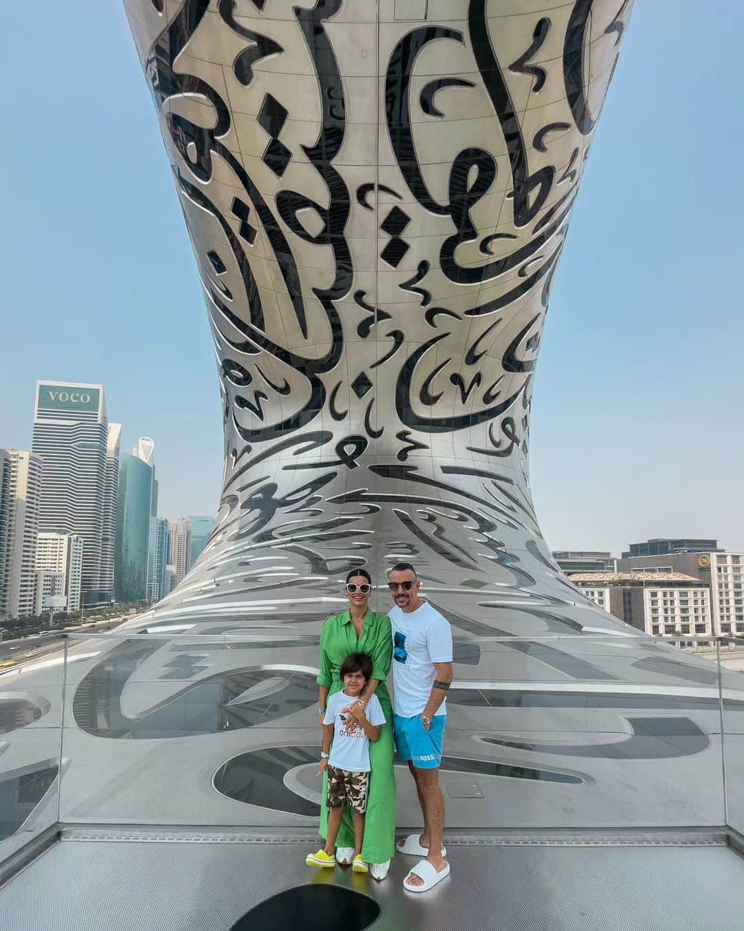 ケリー・キーのインスタグラム：「Nossa visita ao @museumofthefuture , Dubai, foi muito legal. Adorei a arquitetura futurista do prédio e as exposições inovadoras que mostram como a tecnologia está moldando o nosso mundo. Pude explorar visões do futuro, desde inteligência artificial até sustentabilidade. Foi uma experiência muito interessante.   #MuseuDoFuturo #Dubai #Inovação #kellykey #família」