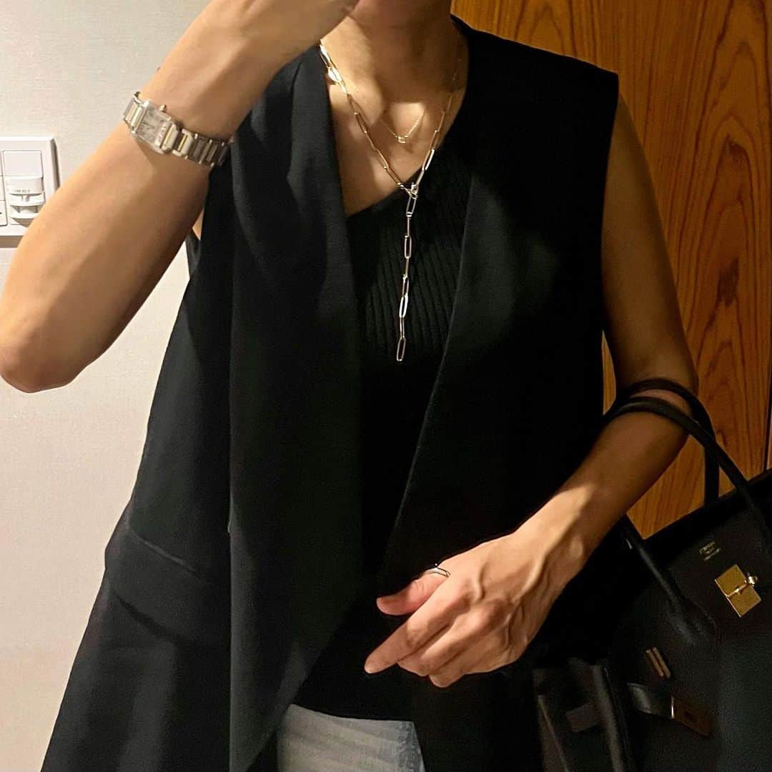 のインスタグラム：「去年買ったものの、一枚では着る勇気がなくなんとなく眠らせてしまっていたワンショルダーのリブタンク。もしかして、ジレと合わせたらいけるかも、、？と思い立ち、やってみたらいい感じに落ち着いた😊（写真2枚目は買った当時の去年の写真）  もう9月かーー。  早い😳」