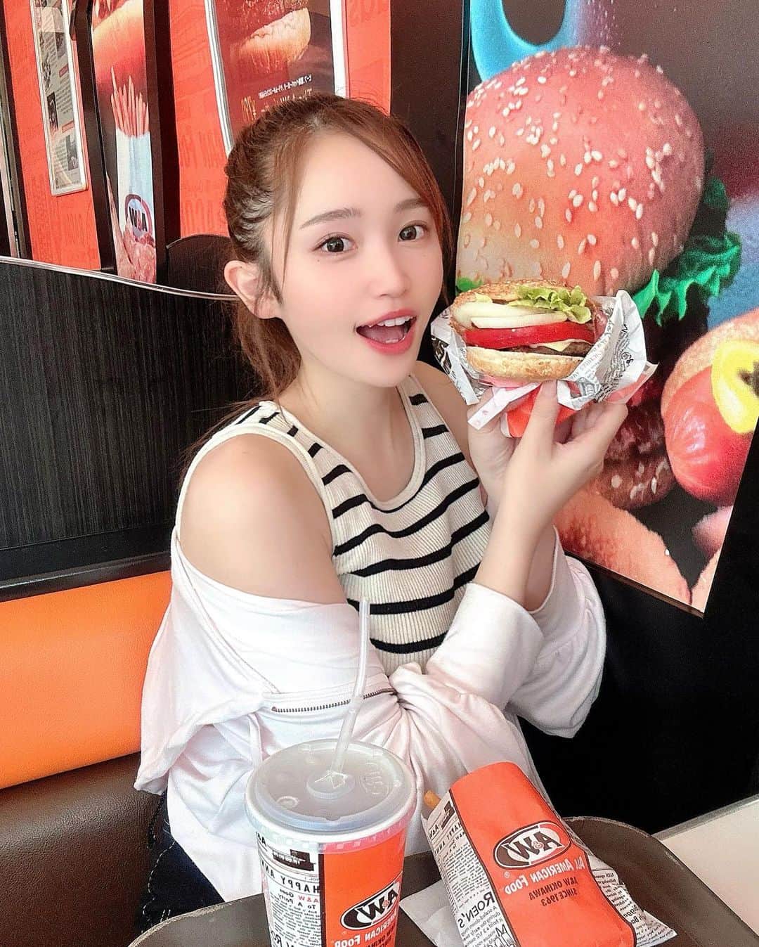 ぷーちゃんのインスタグラム：「🐶🍯  沖縄に来ました〜🌺🌴  お昼にA&Wにハンバーガー食べに行ってきた🍔💞  食べ応えあって美味しかった(๑´ч`)  ハンバーガーとコーラって最高〜🤍  オススメの観光地や飲食店 コメントで教えてください🤍  #沖縄#沖縄旅行 #那覇 #那覇空港 #那覇グルメ」