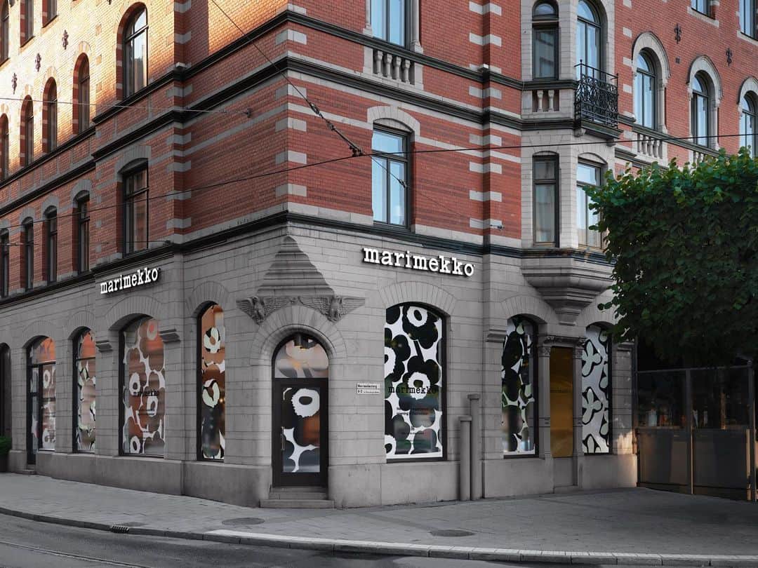 マリメッコのインスタグラム：「Hi, Stockholm friends! Recognize this place?   ​Our flagship store on Norrmalmstorg is reopening!​ ✨  On Thursday, September 7, we’re swinging open the doors to a redesigned world of color. Come and visit us this weekend!​ ​ Don’t miss any future event invites by joining our community at marimekko.com. Link in bio. #marimekko #stockholm」