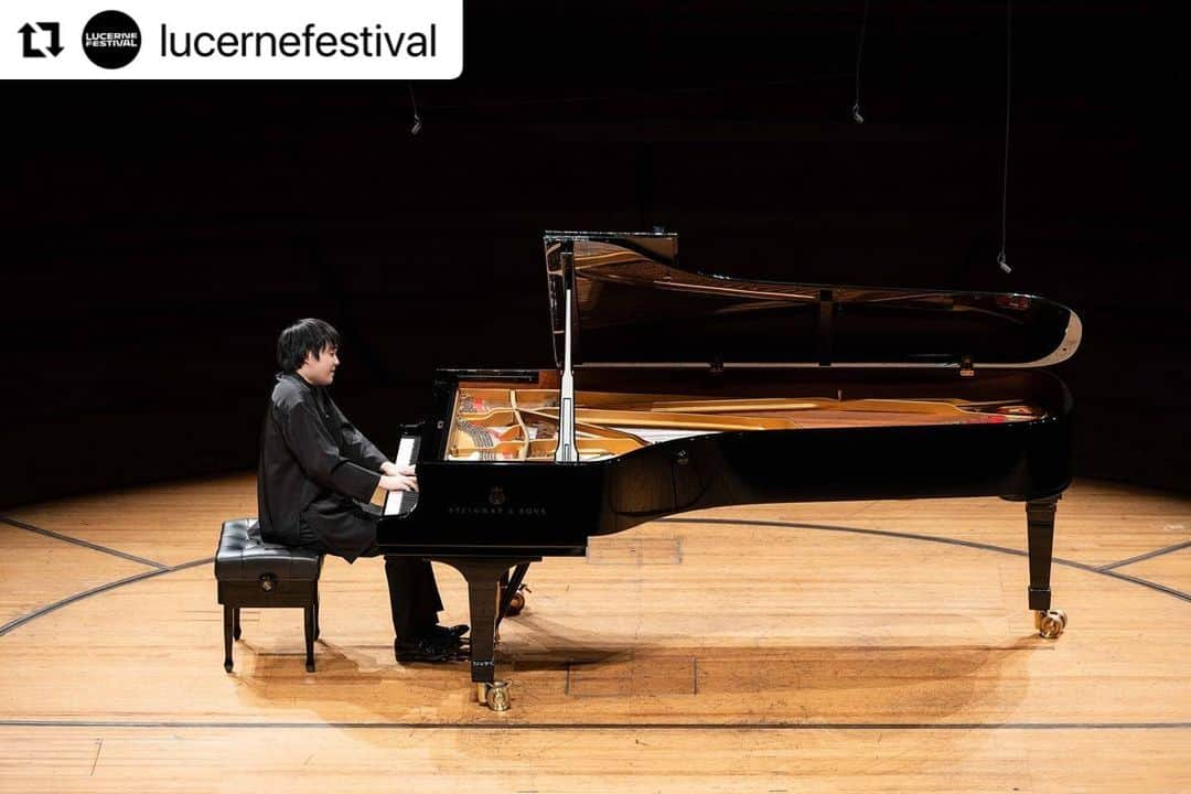 藤田真央さんのインスタグラム写真 - (藤田真央Instagram)「Photos from last night! Such an honer to be back in @lucernefestival  See you very soon all!  全て盛れてて嬉しい #recital #piano」9月3日 21時09分 - maofujita_piano