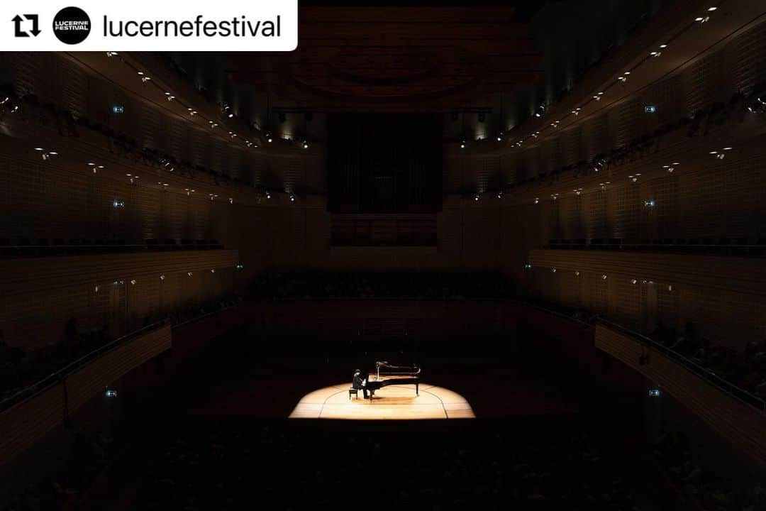 藤田真央さんのインスタグラム写真 - (藤田真央Instagram)「Photos from last night! Such an honer to be back in @lucernefestival  See you very soon all!  全て盛れてて嬉しい #recital #piano」9月3日 21時09分 - maofujita_piano